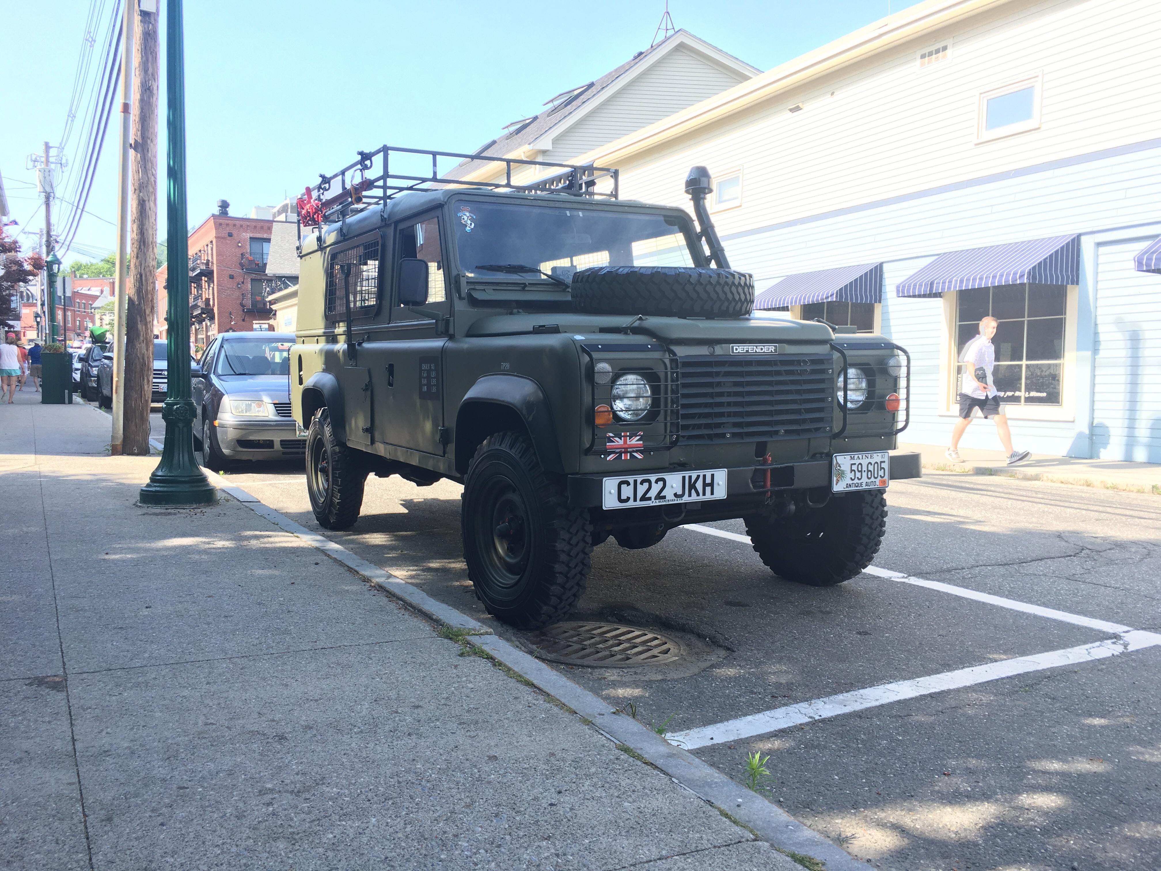 Saw this beautiful [Land Rover Defender] downtown. r/spotted