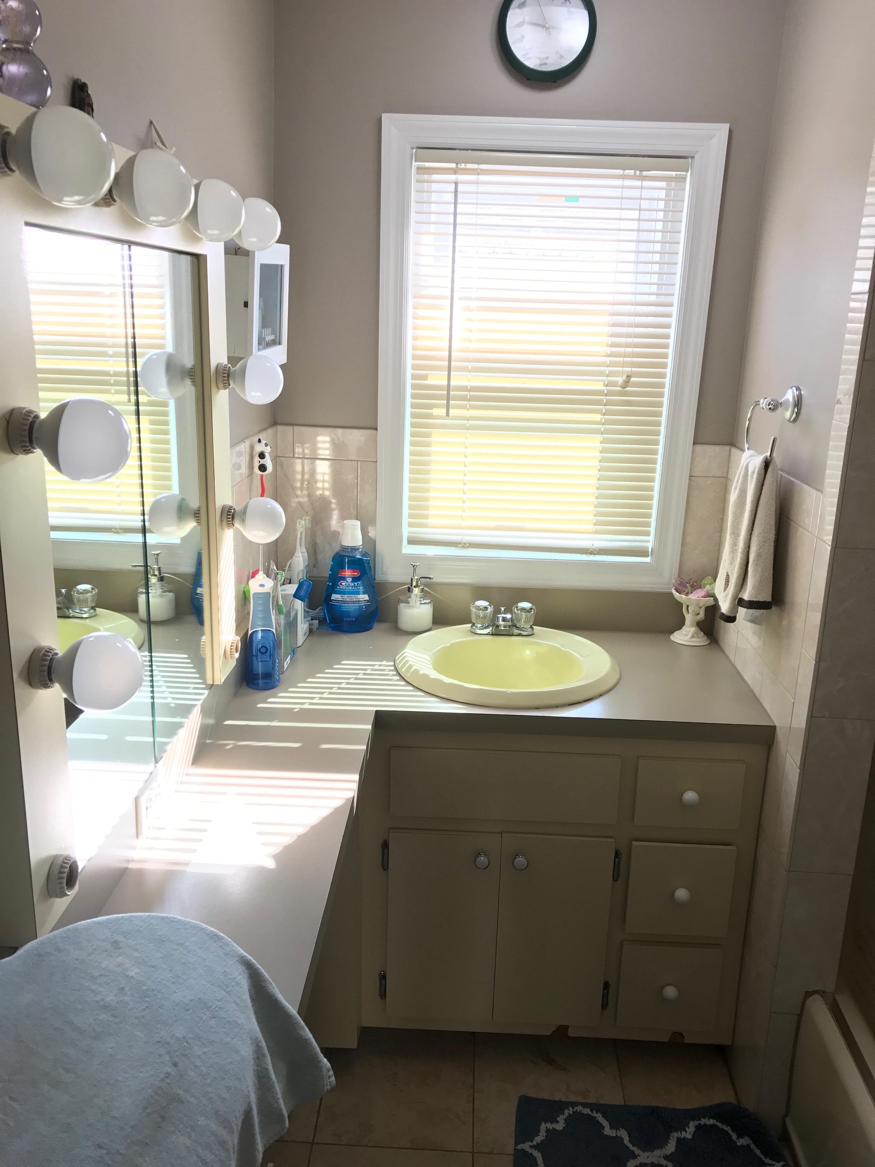 The mirror in my bathroom isn't above the sink r/mildlyinteresting