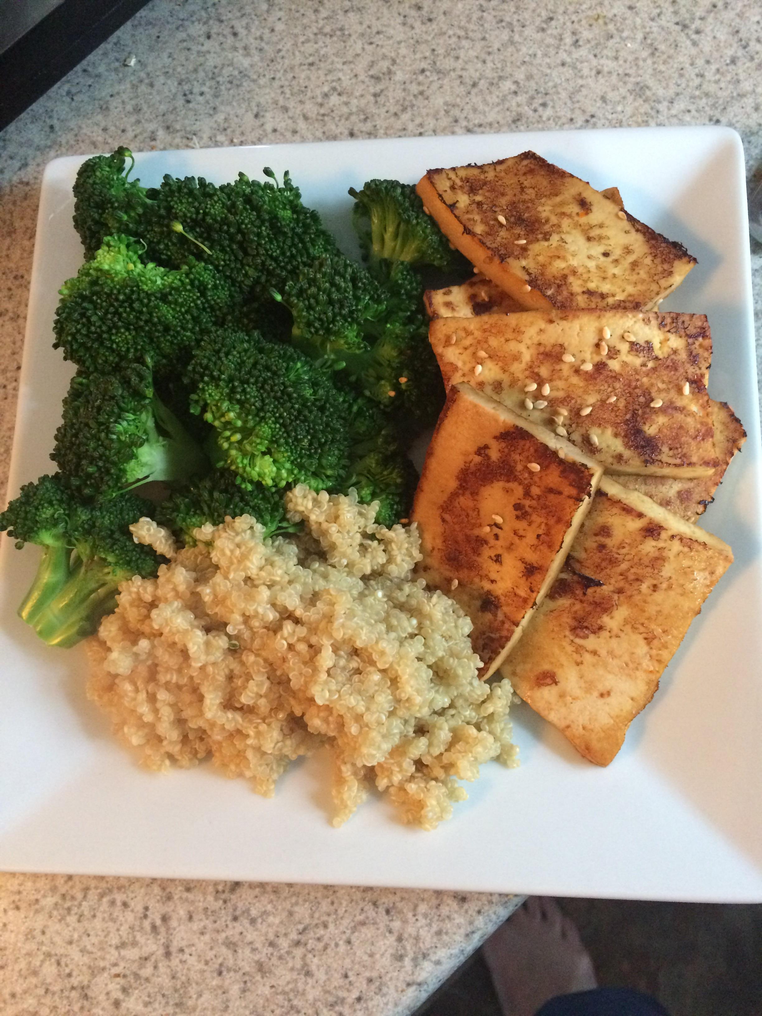 530 kcal dinner of chilisoy sesame tofu, steamed broccoli and garlic
