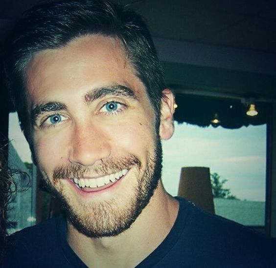 Jake Gyllenhaal has the most brilliant blue eyes...his smile's not that bad either r/LadyBoners
