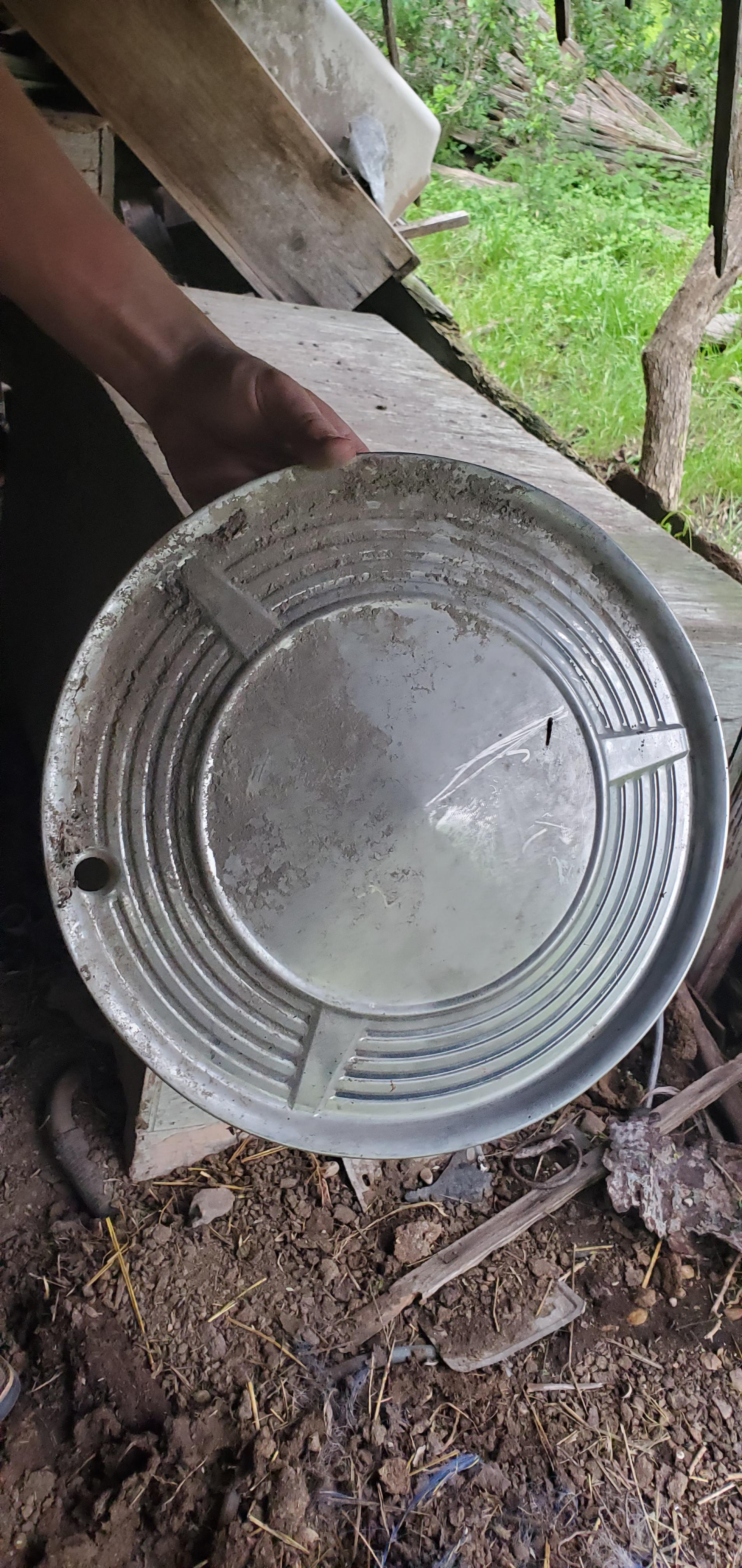 Anyone know what this hubcap could be from? : r/whatisthiscar
