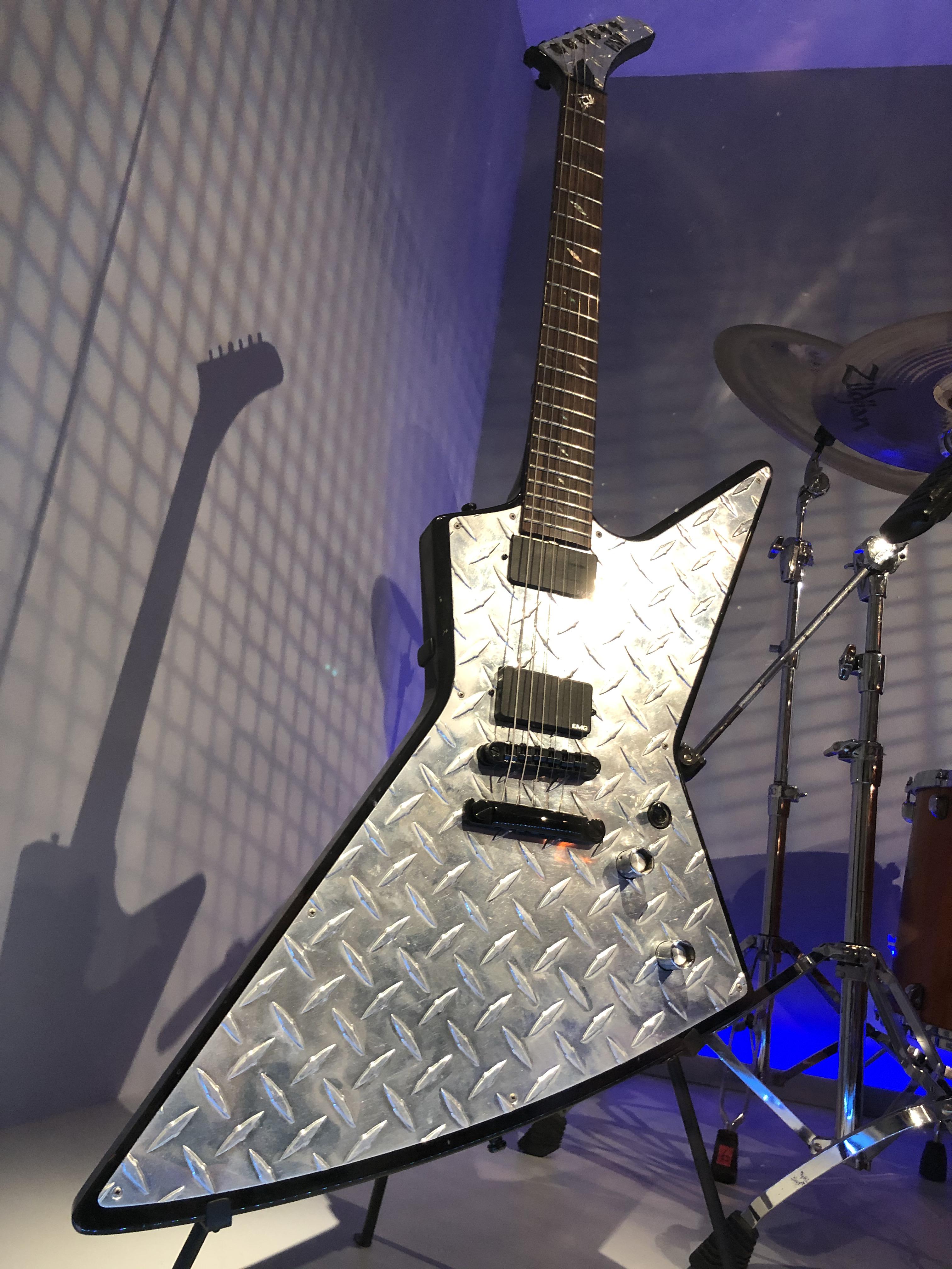 The actual guitar James used at the VMAs performance in 2000! r/Metallica
