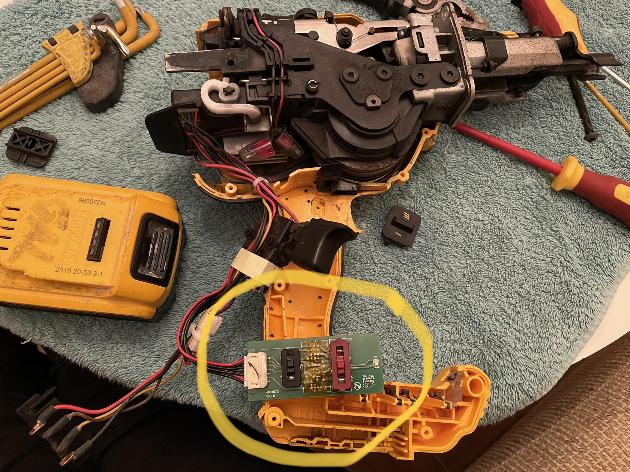 Framing nailer DCN692 flashing led. White led flashes at the bottom, I