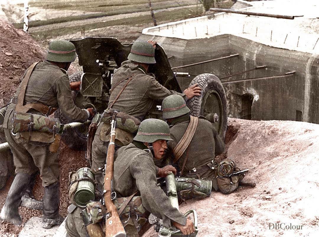 Colorized photo of a German 3.7 cm Pak 36 antitank guncrew at Brest