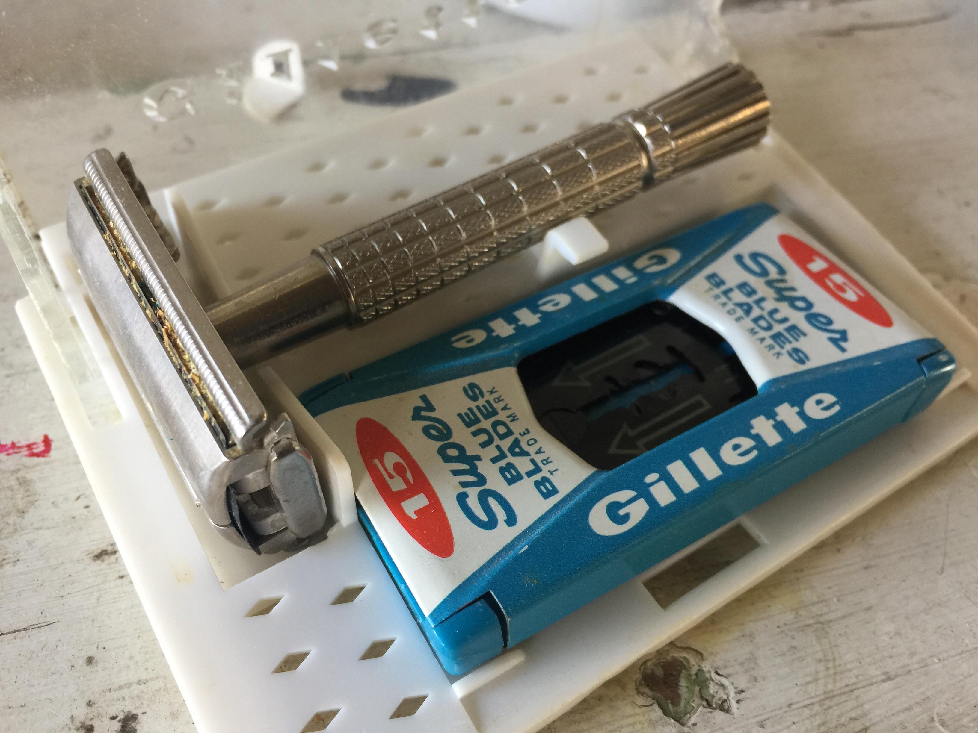 Need help identifying this DE Gillette I found at an antique store. I