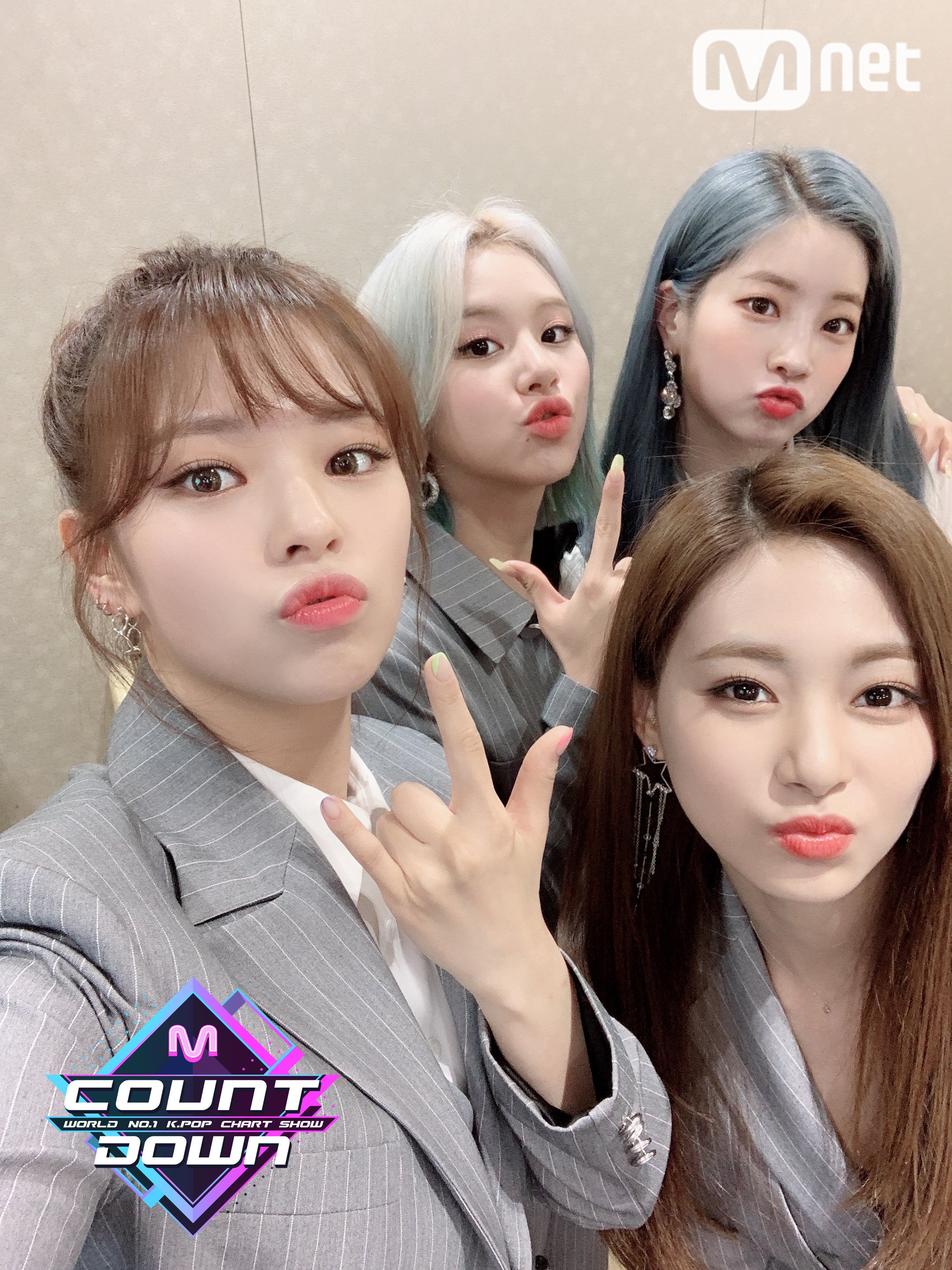 190502 Maknae line with the their favorite unnie (Jeongyeon, Dahyun