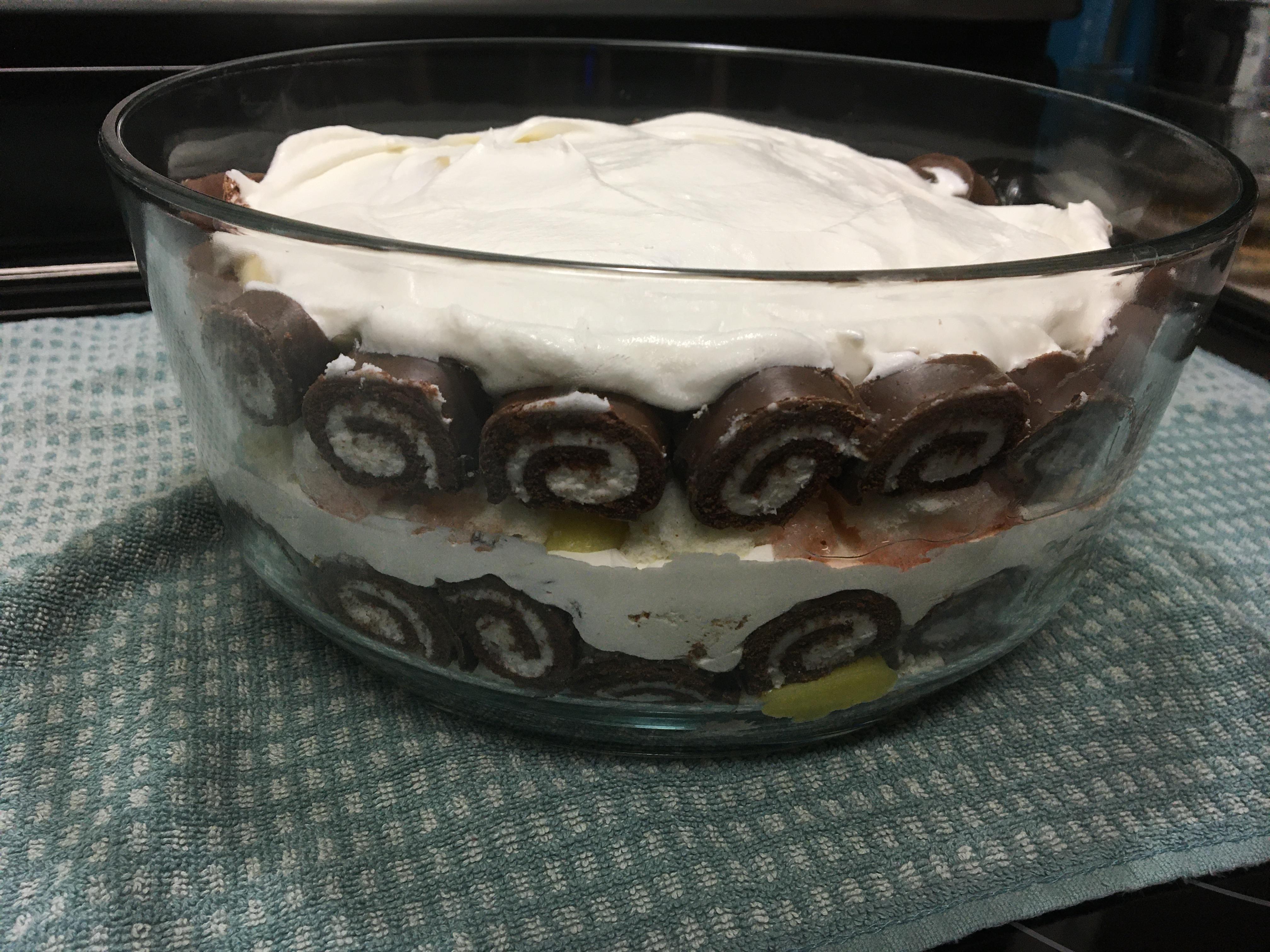 [Homemade] Trifle with angel food cake, vanilla pudding, cool whip