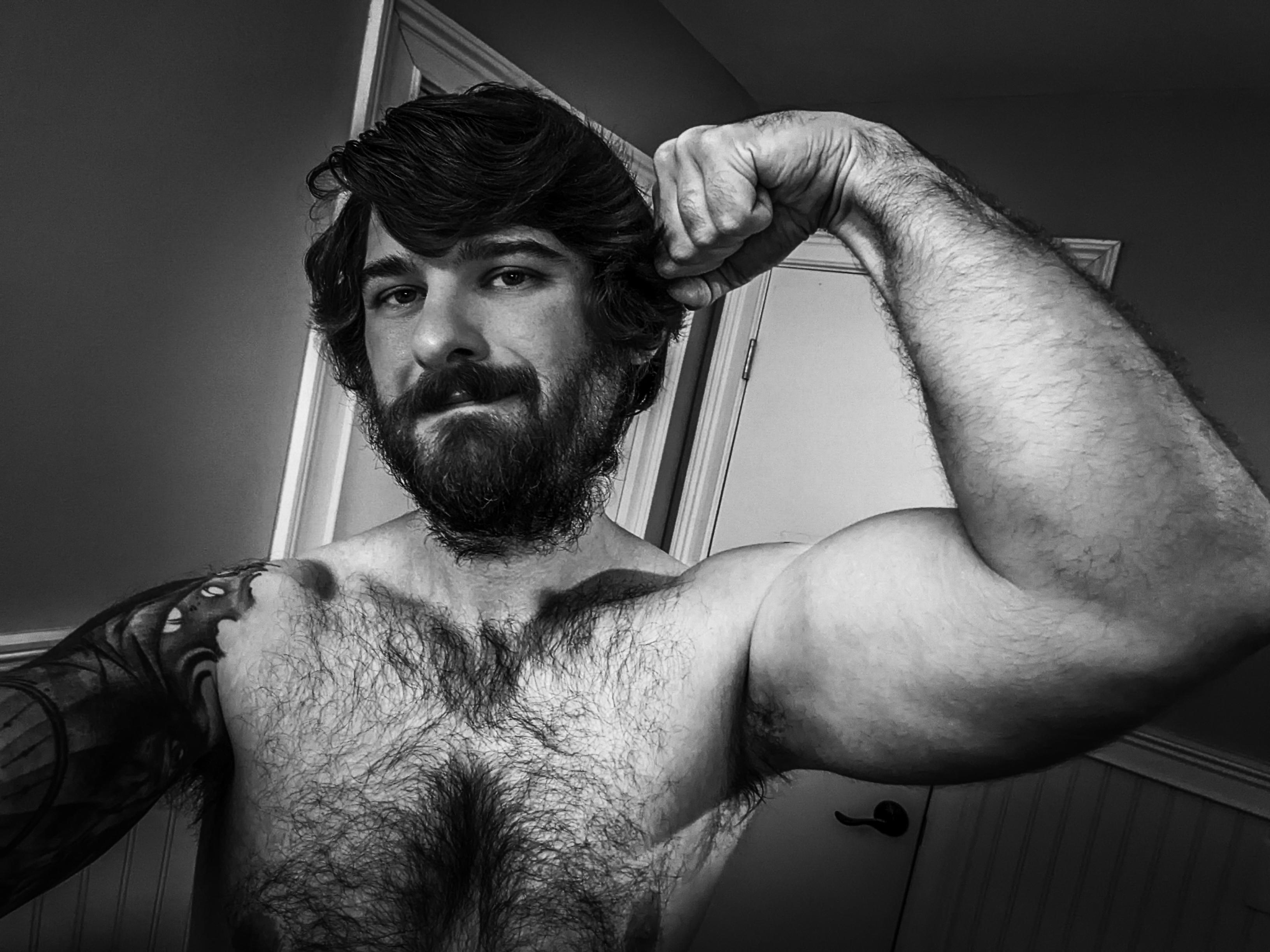 Feels good to have the beard and chest hair back 🙏🙃 r/gaybrosgonemild