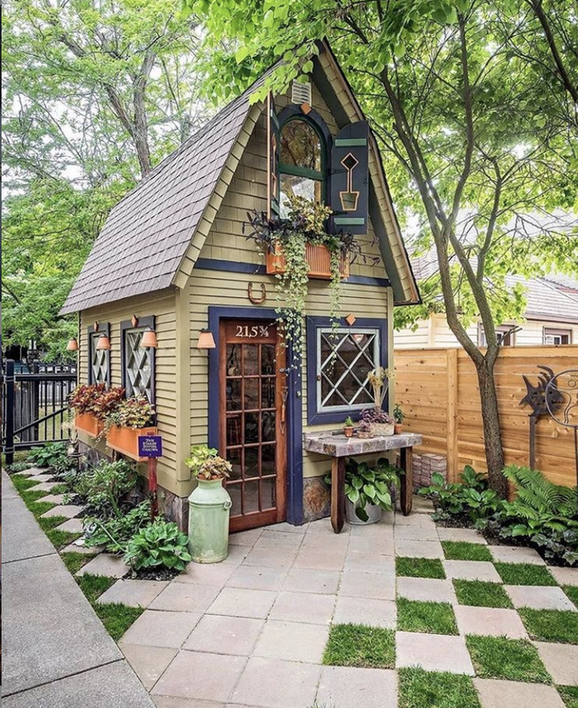 The exterior of this tiny house is one of the best I've seen in a while