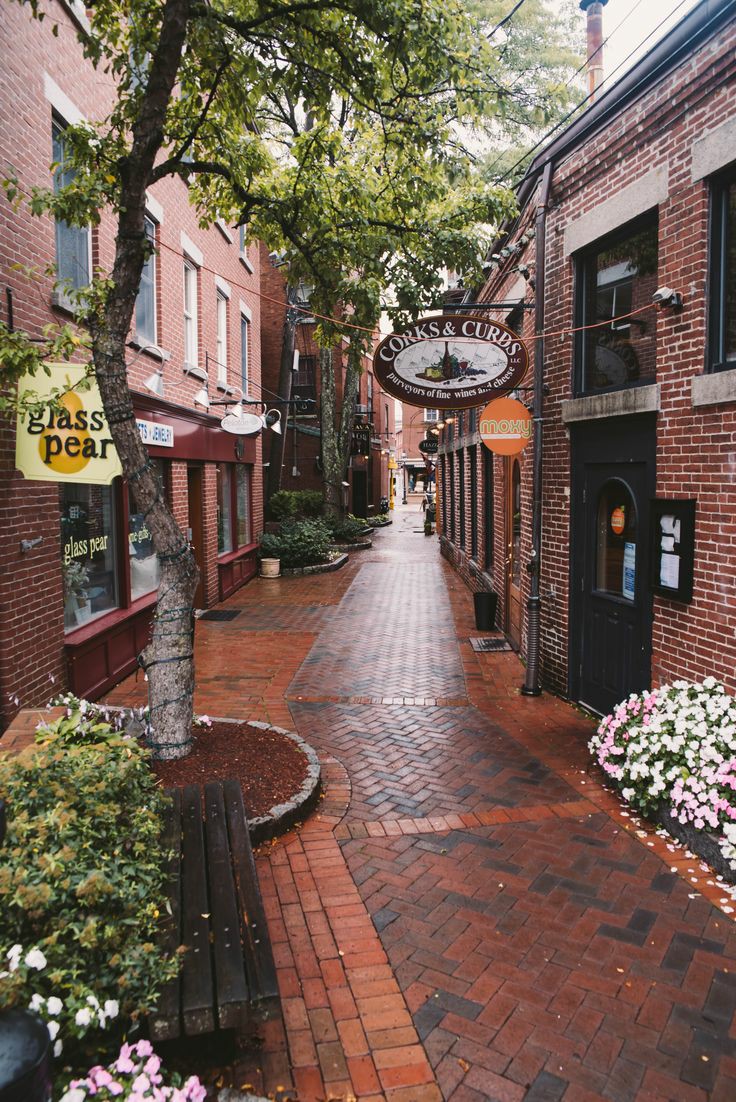 Commercial Alley in Portsmouth, New Hampshire, USA r/ArchitecturalRevival