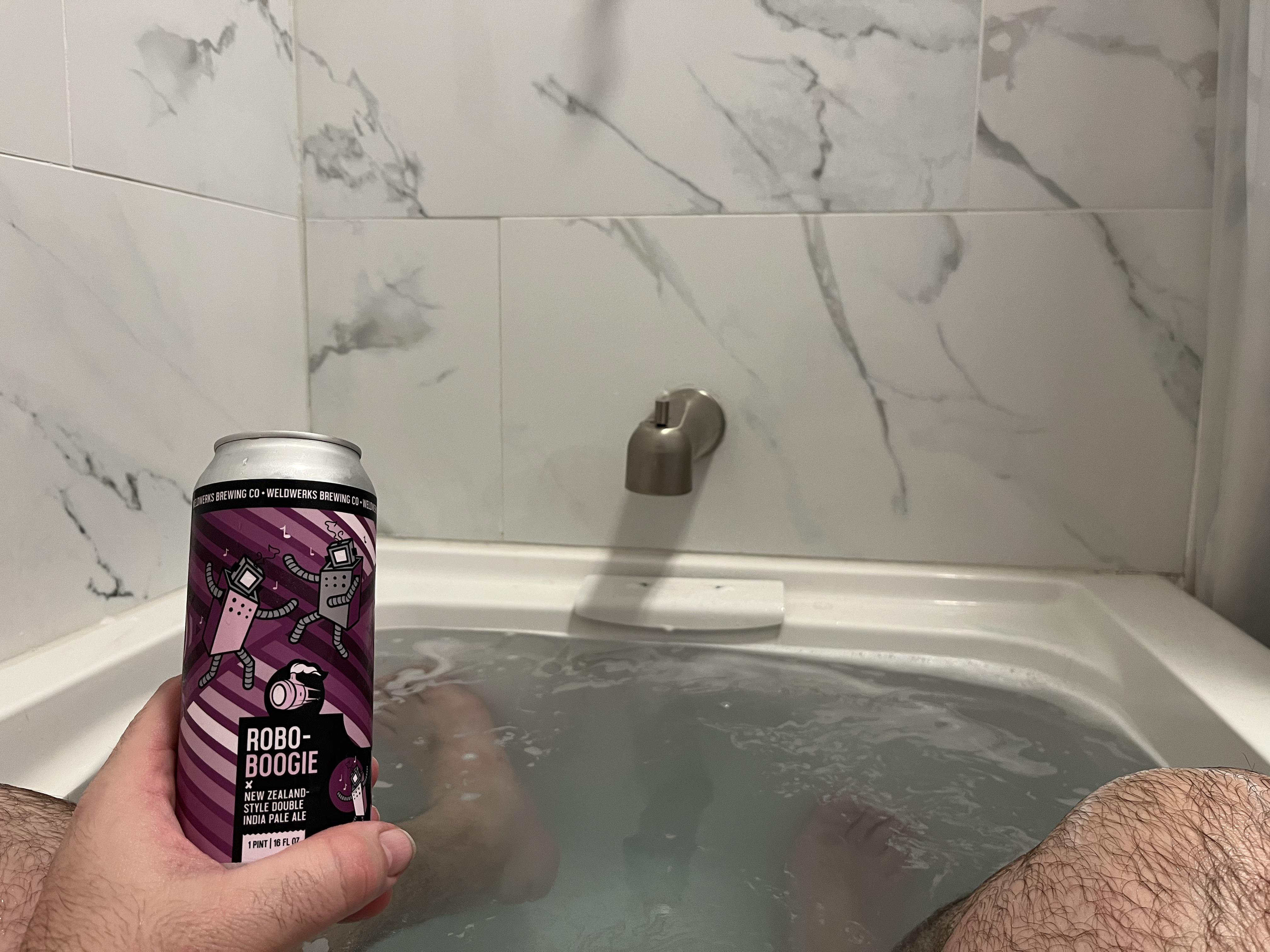 Beer and a hot bath after working on my day off!!! Life is good🍻🤘🤘. r