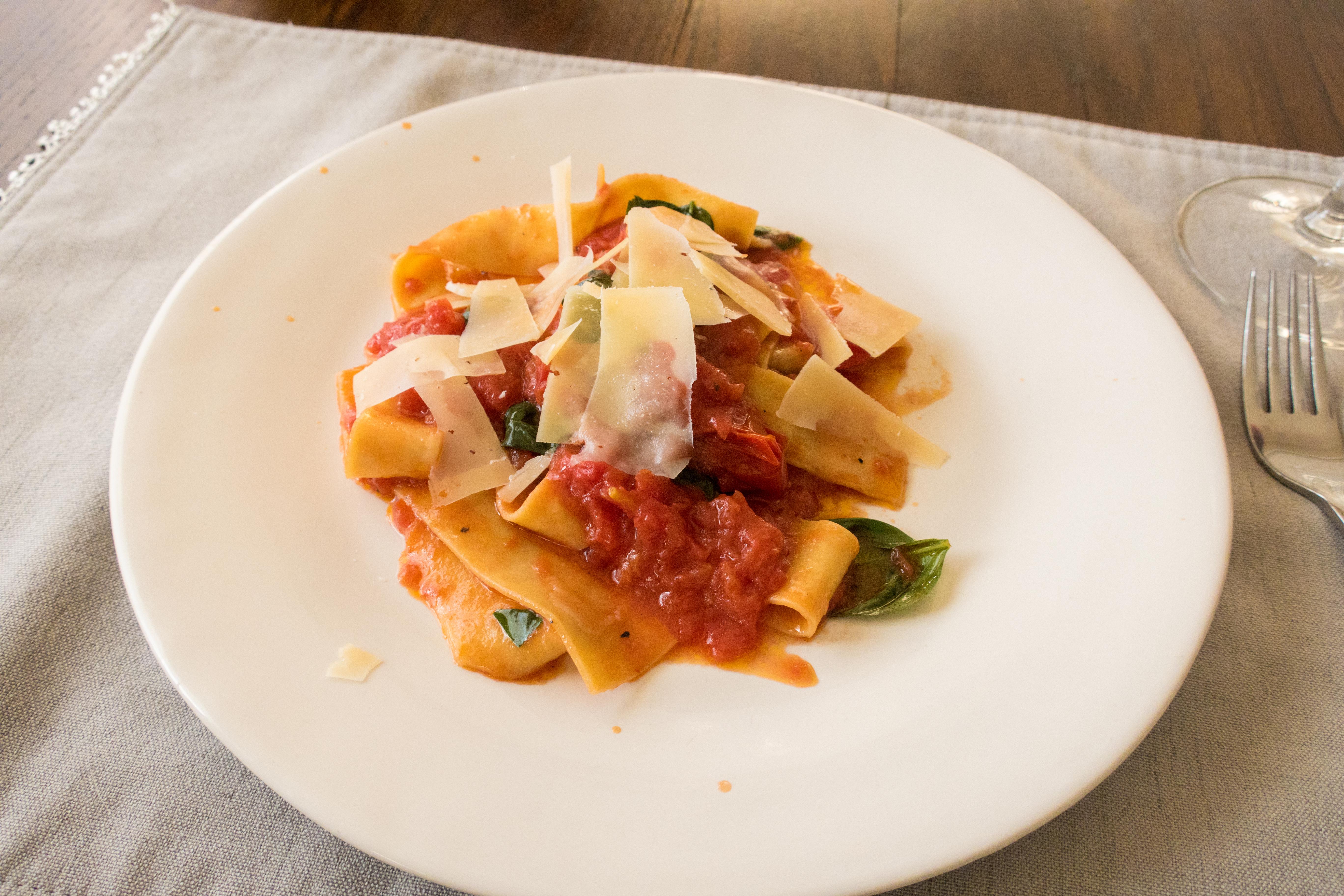 [Homemade] Fresh Pappardelle Pasta in Tomato Basil Sauce [5472x3648