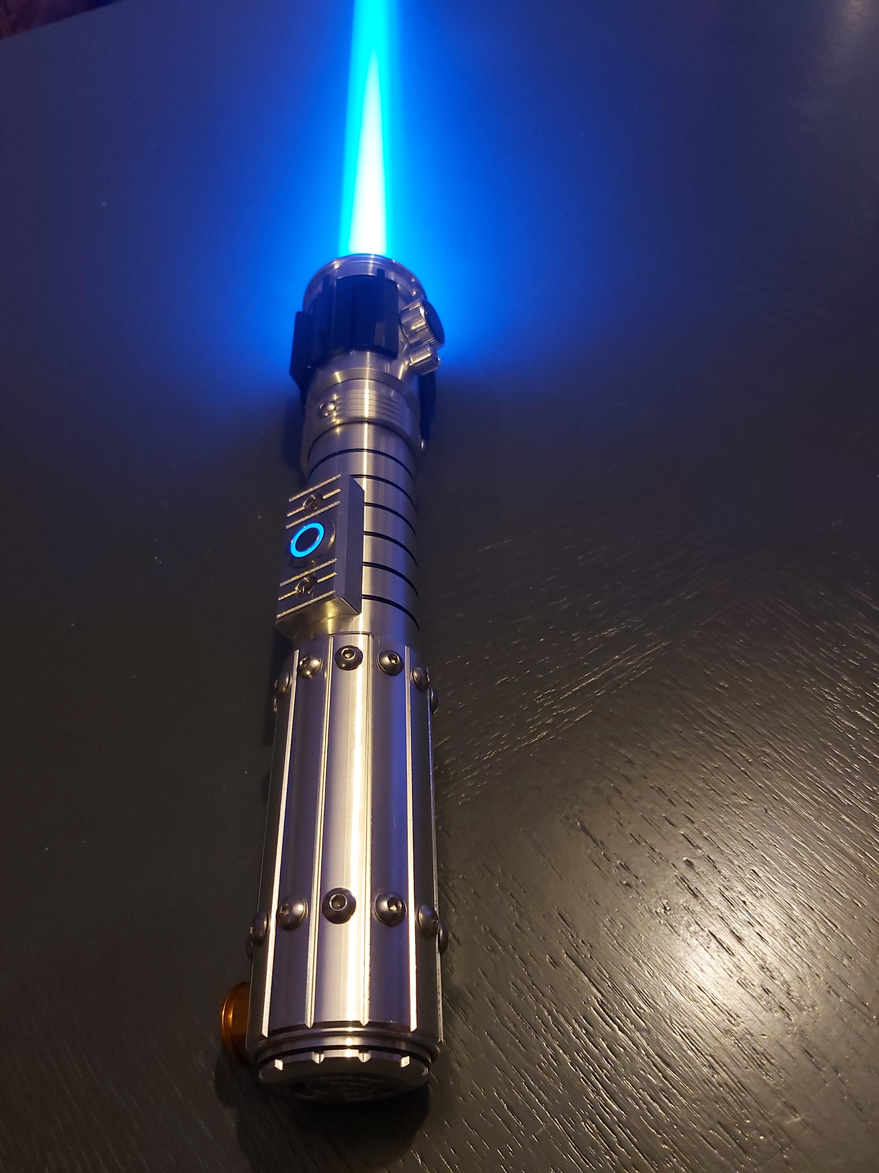 Today, I finally realized an old dream Have a lightsaber. Here is mine