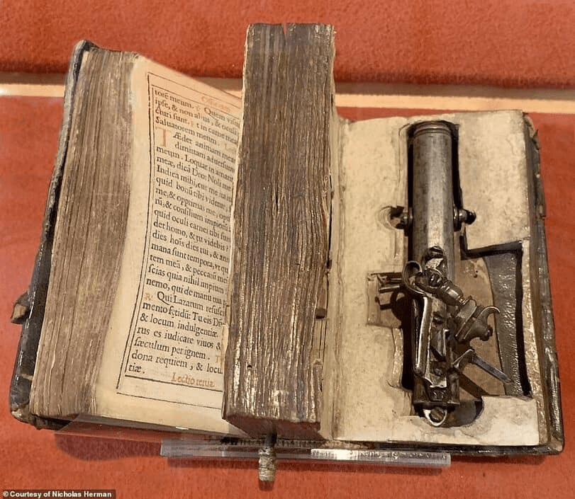 A gun hidden within a bible, made for Francesco Morozini, Doge of