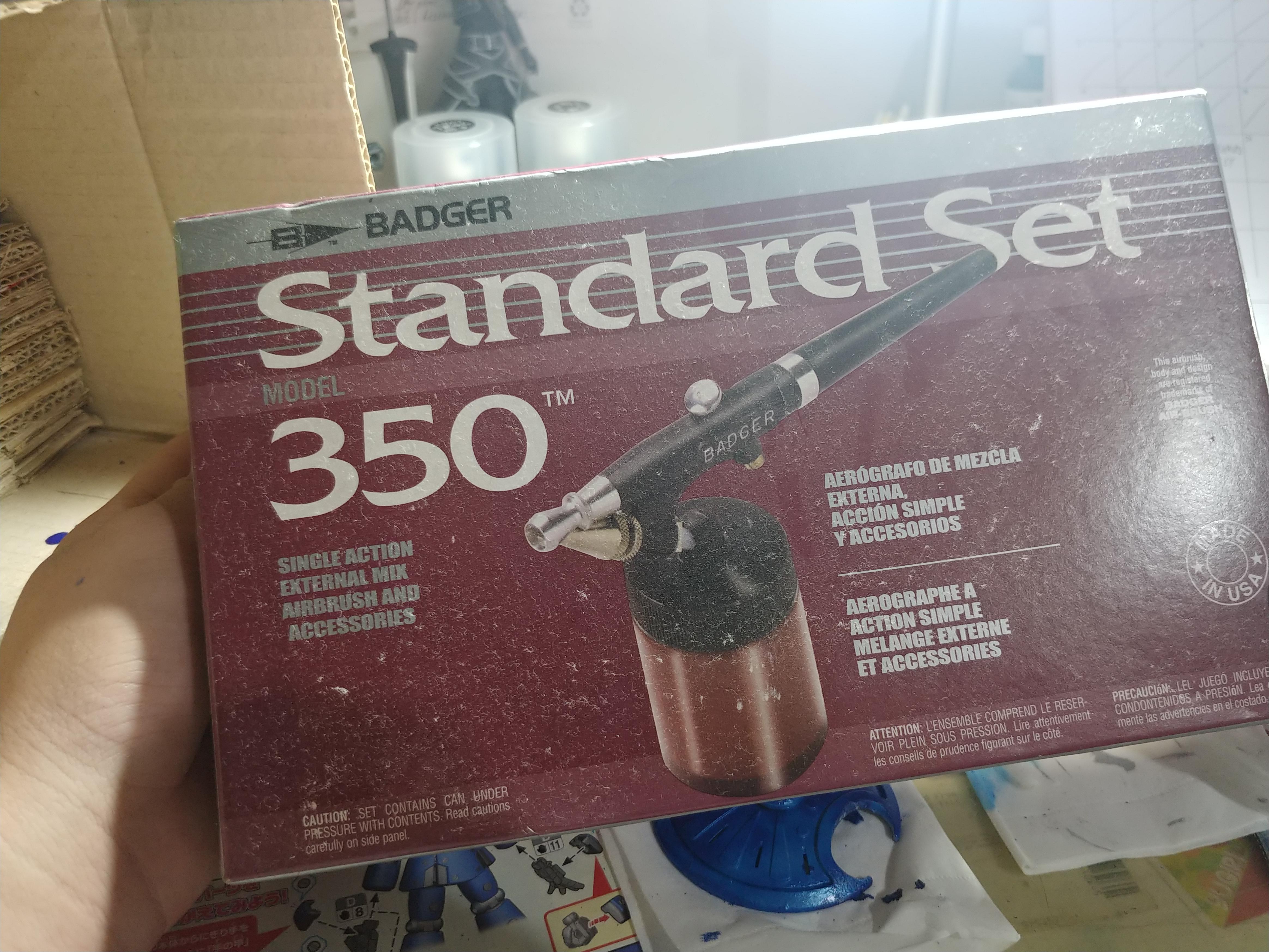 Anyone knows why this airbrush stopped spraying paint? I've been trying