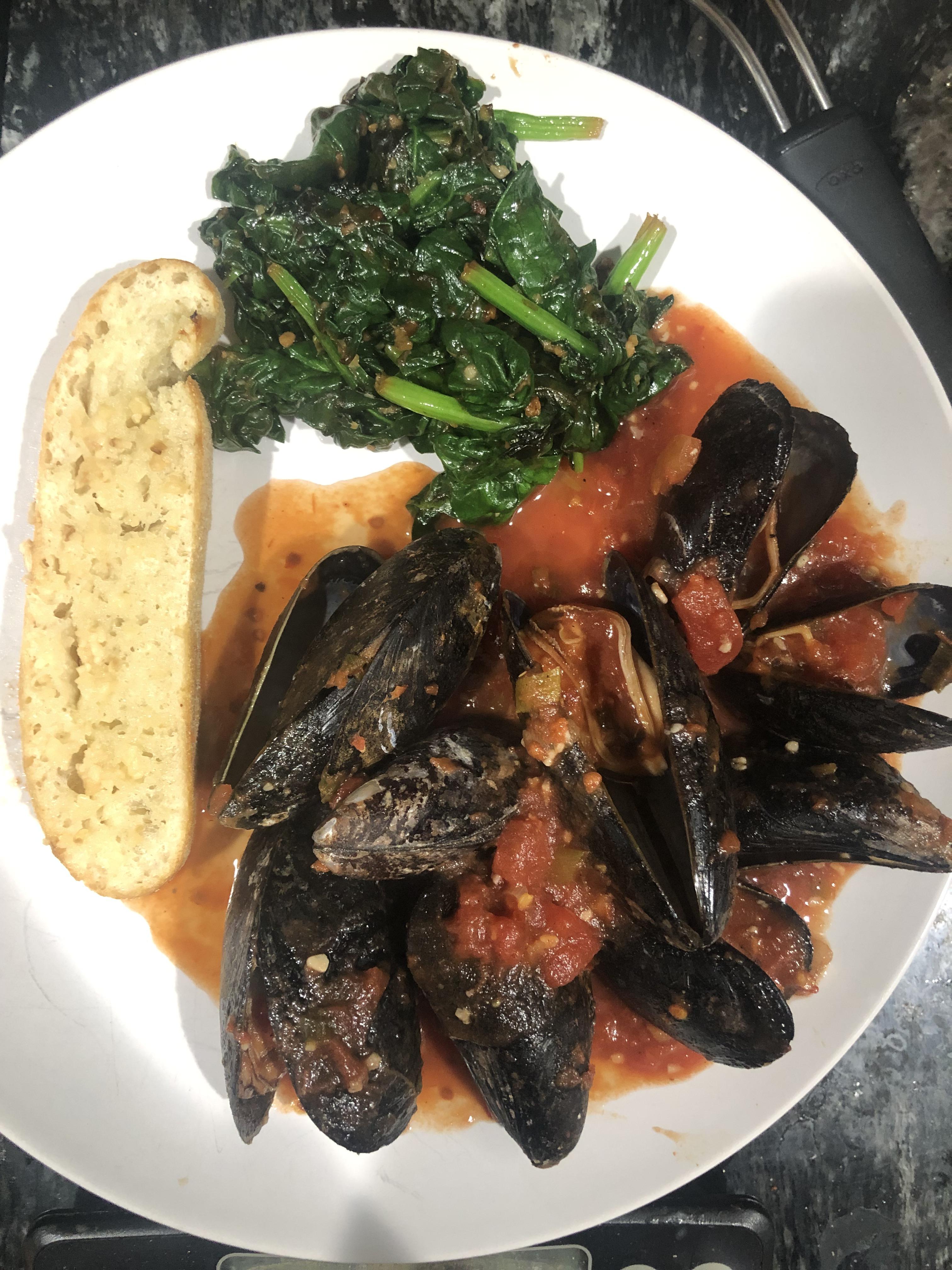 Dinner tonight 368 calories of spicy steamed mussels, homemade garlic