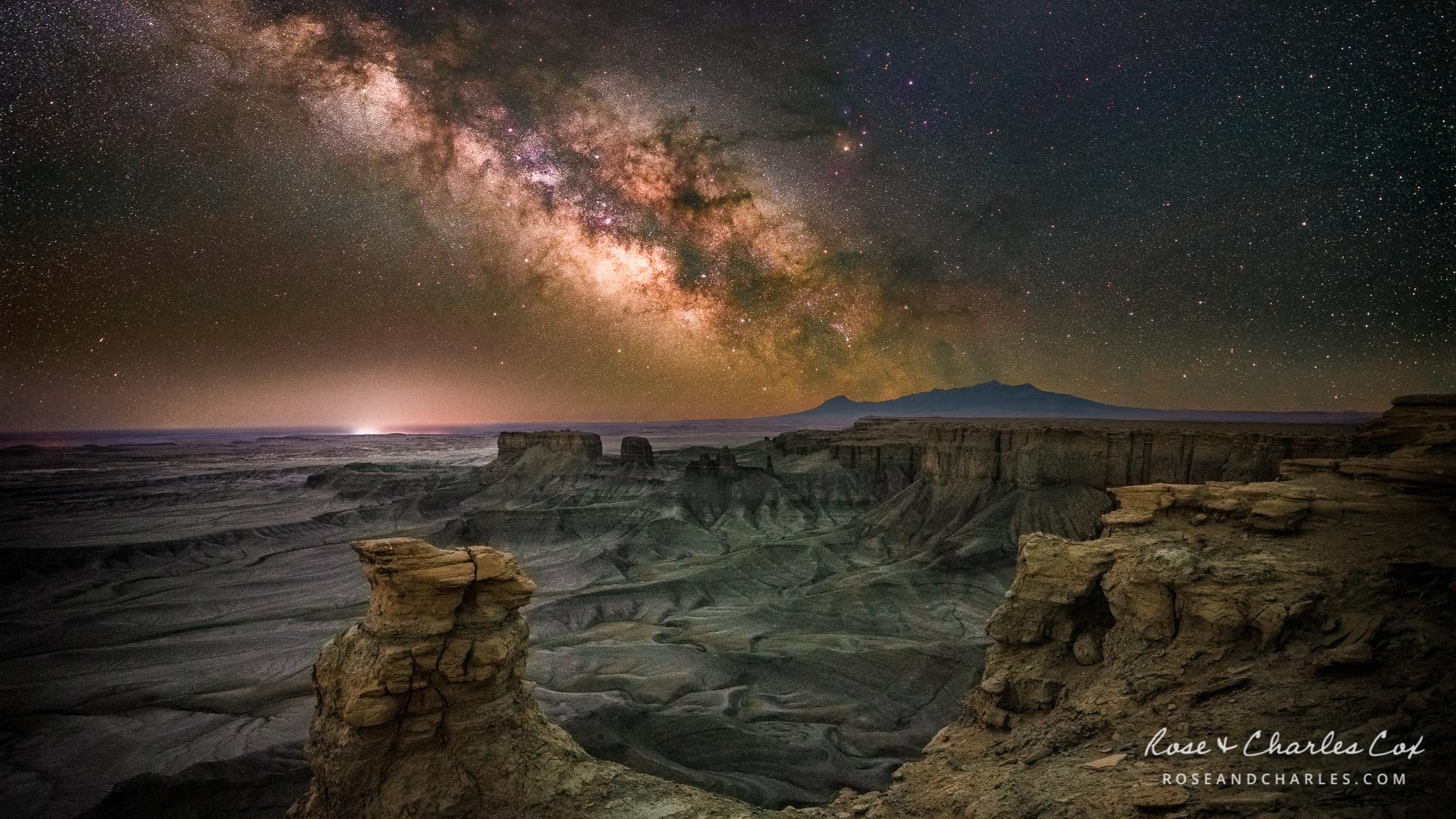 Night sky over the badlands of southern Utah [OC][1920x1080] r/EarthPorn