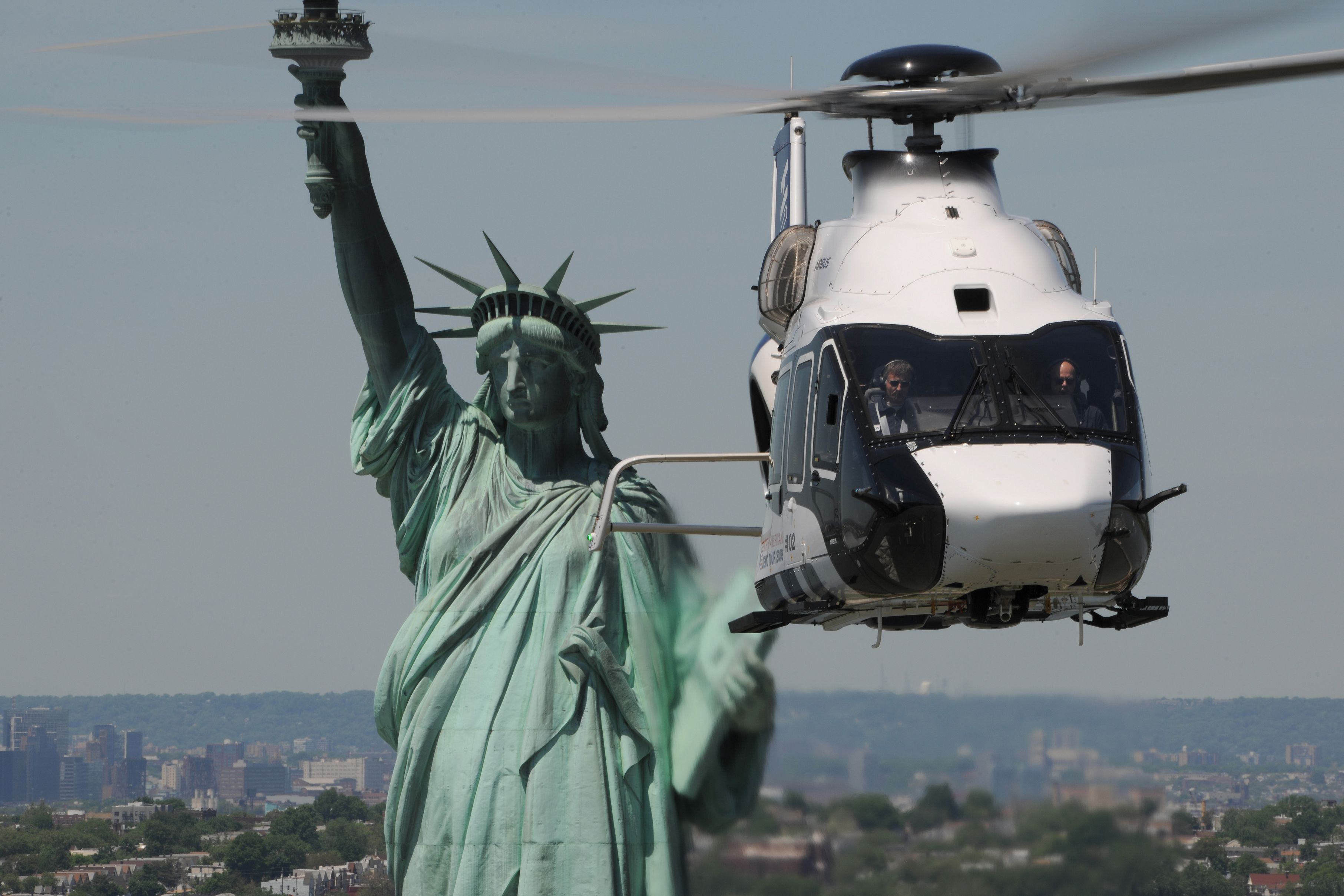 Airbus H160 flies past the Statue of Liberty, 2018 [3626 x 2418] r