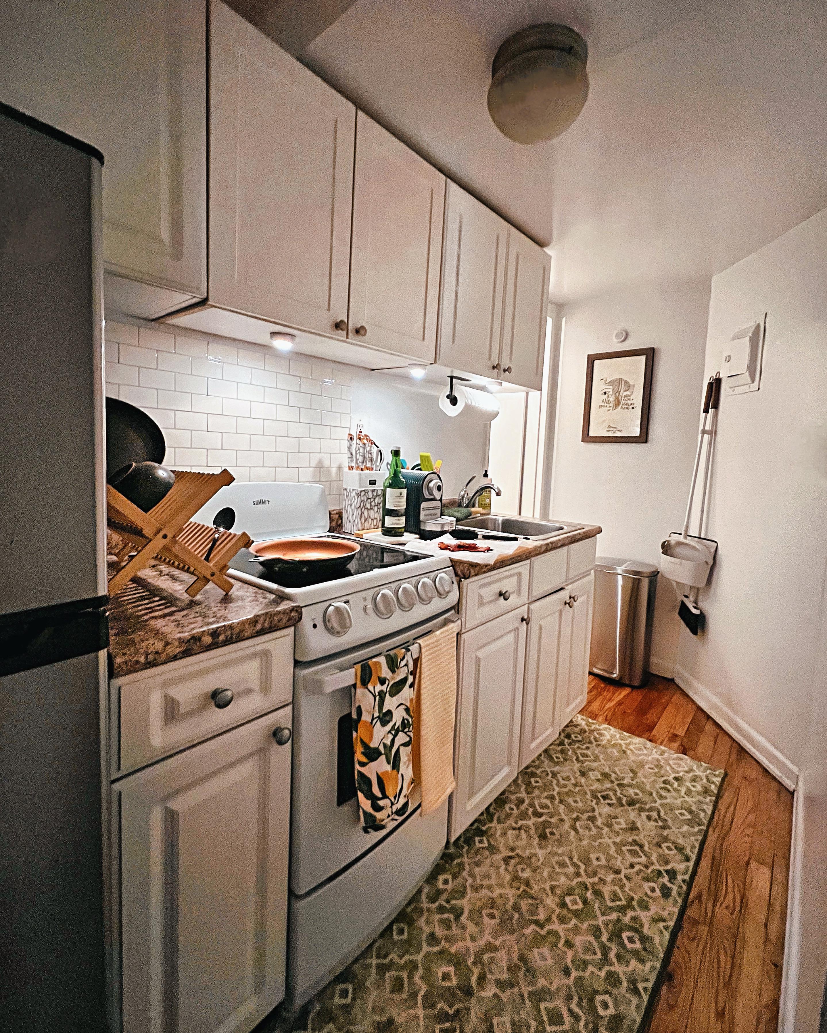 My teenytiny but functional Manhattan kitchen r/CozyPlaces