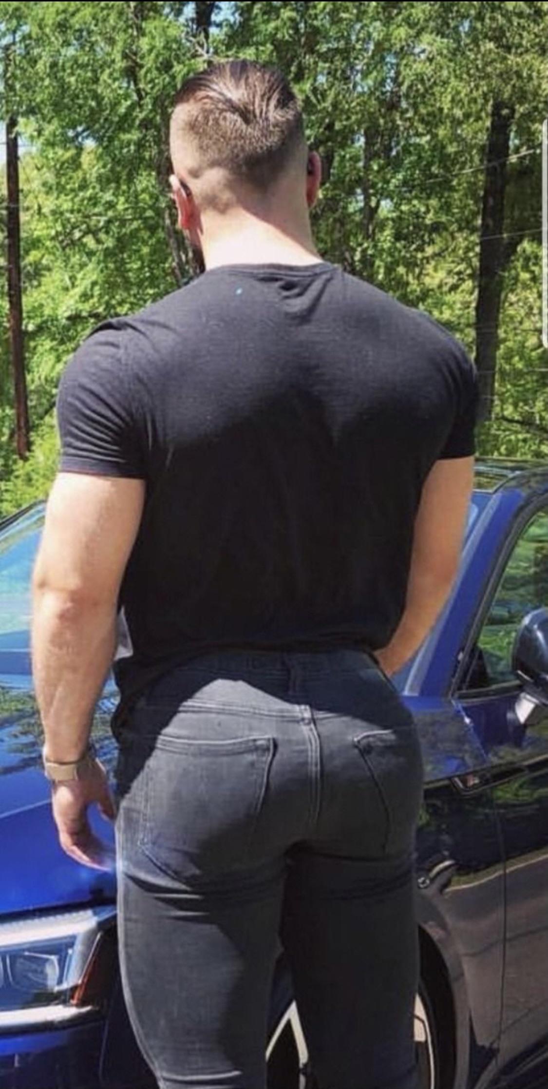Massive bubble butt 🍑 : PublicMaleBubbleButts