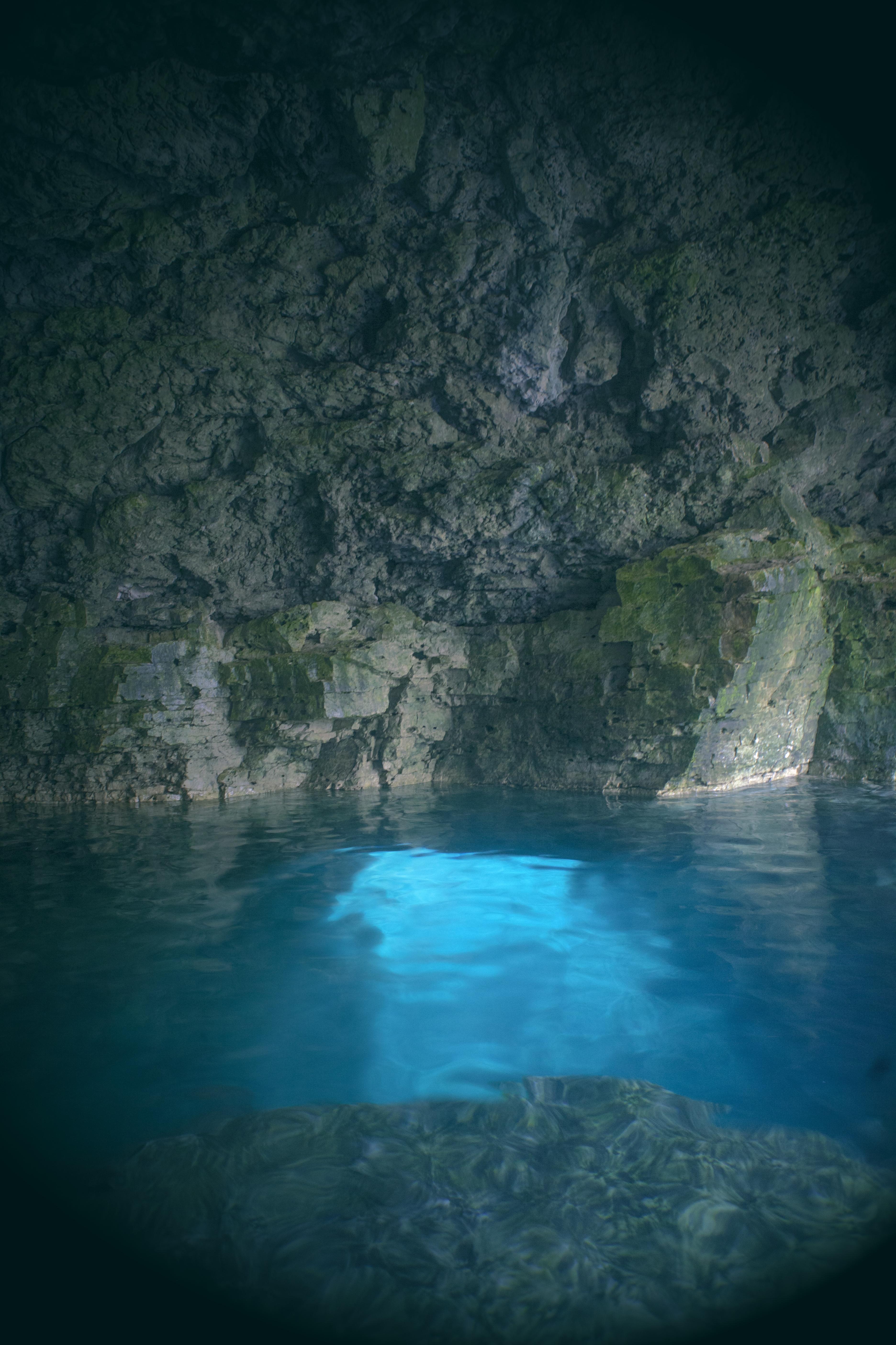 Natural Underwater Tunnel in Ontario, Canada [OC][3744 × 5616] r/EarthPorn