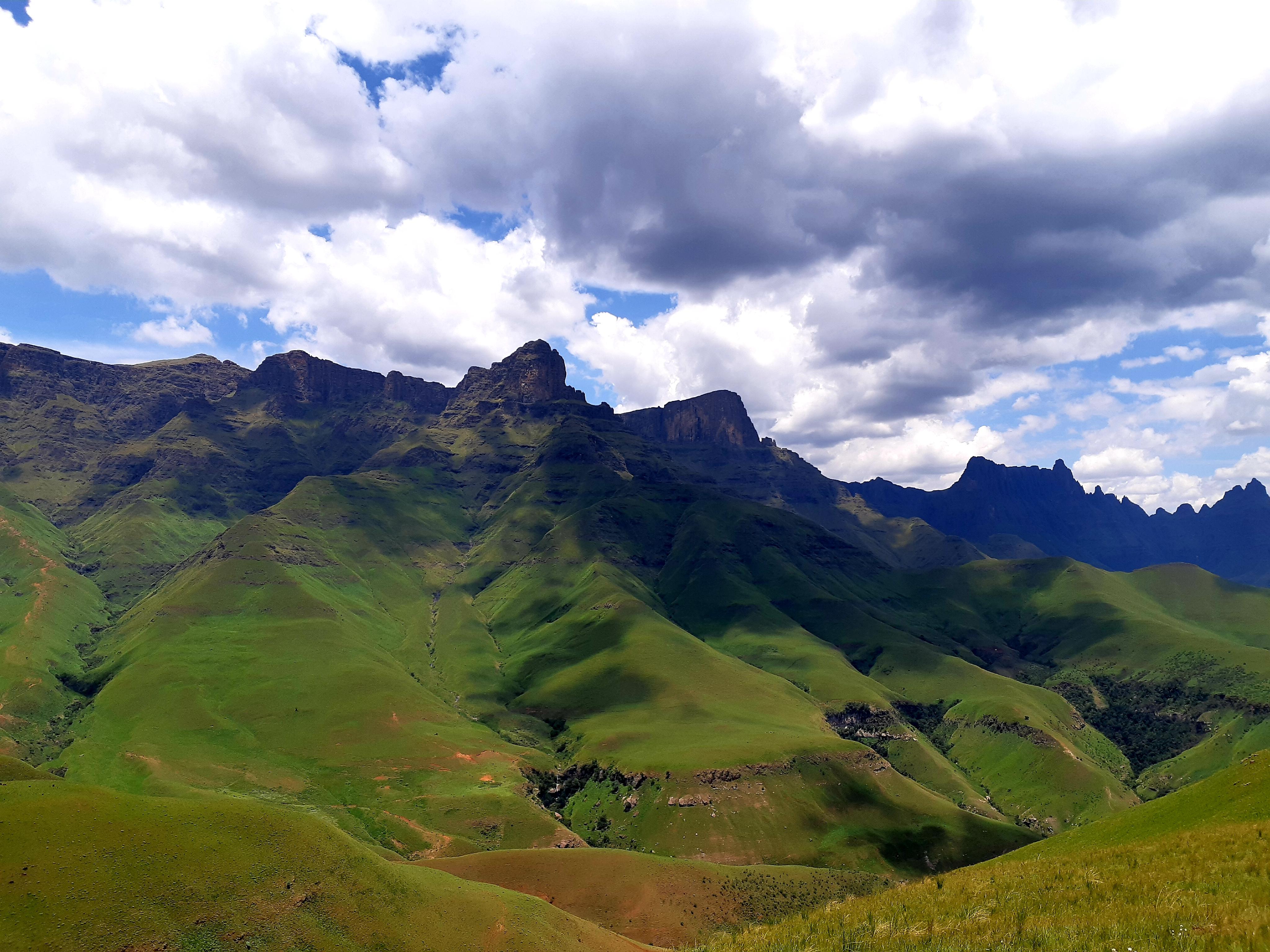 Drakensberg mountains, South Africa [OC] [4096 x 3072] r/EarthPorn