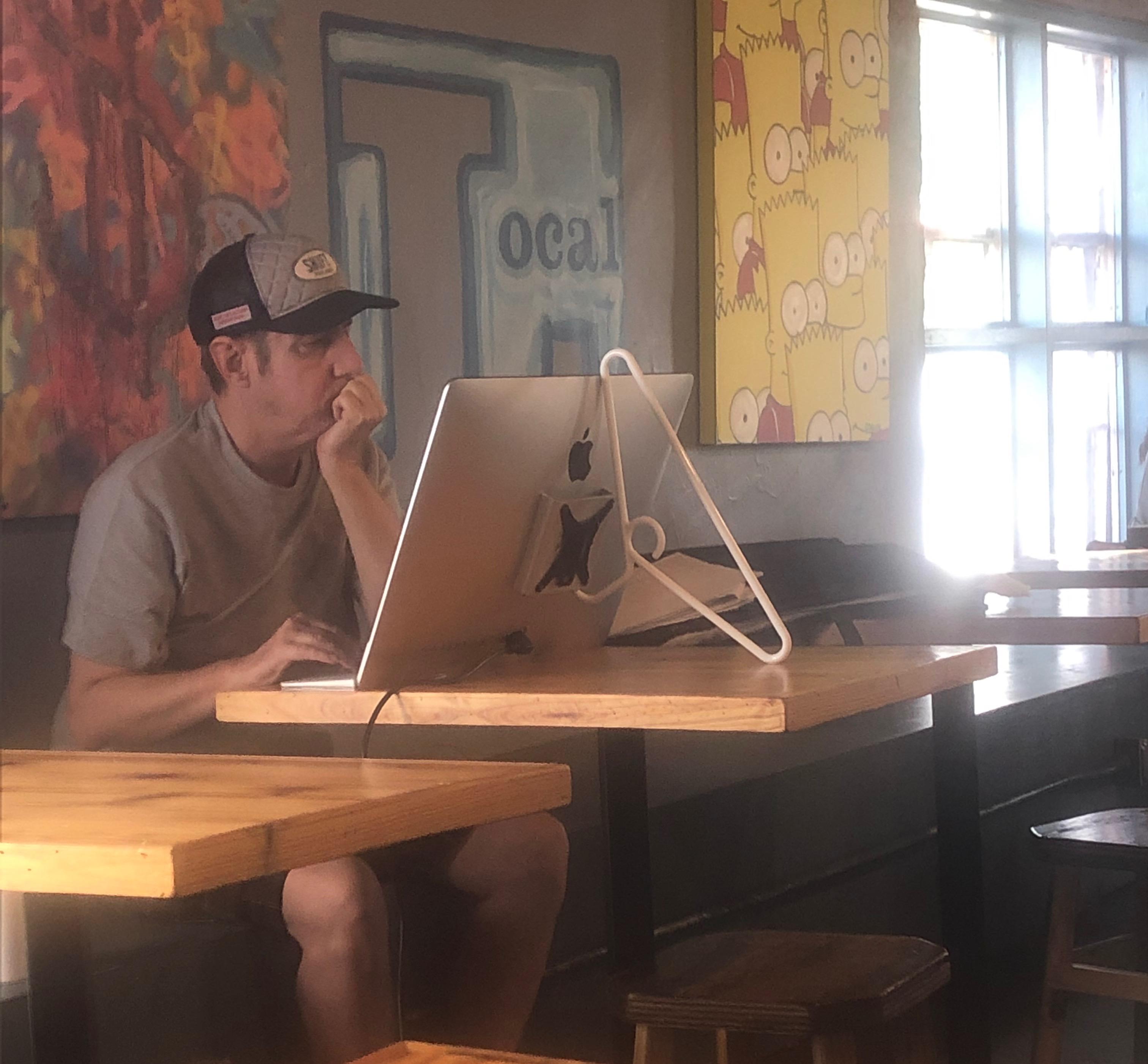 Guy at coffee shop shows off his solution to the 999 Apple stand. r