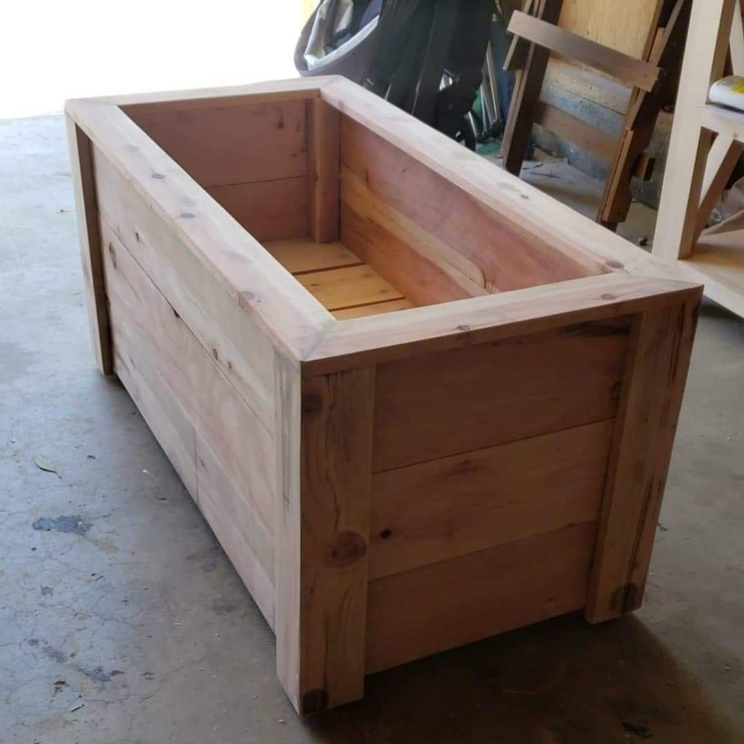 Made a planter box out of redwood fence pickets r/woodworking