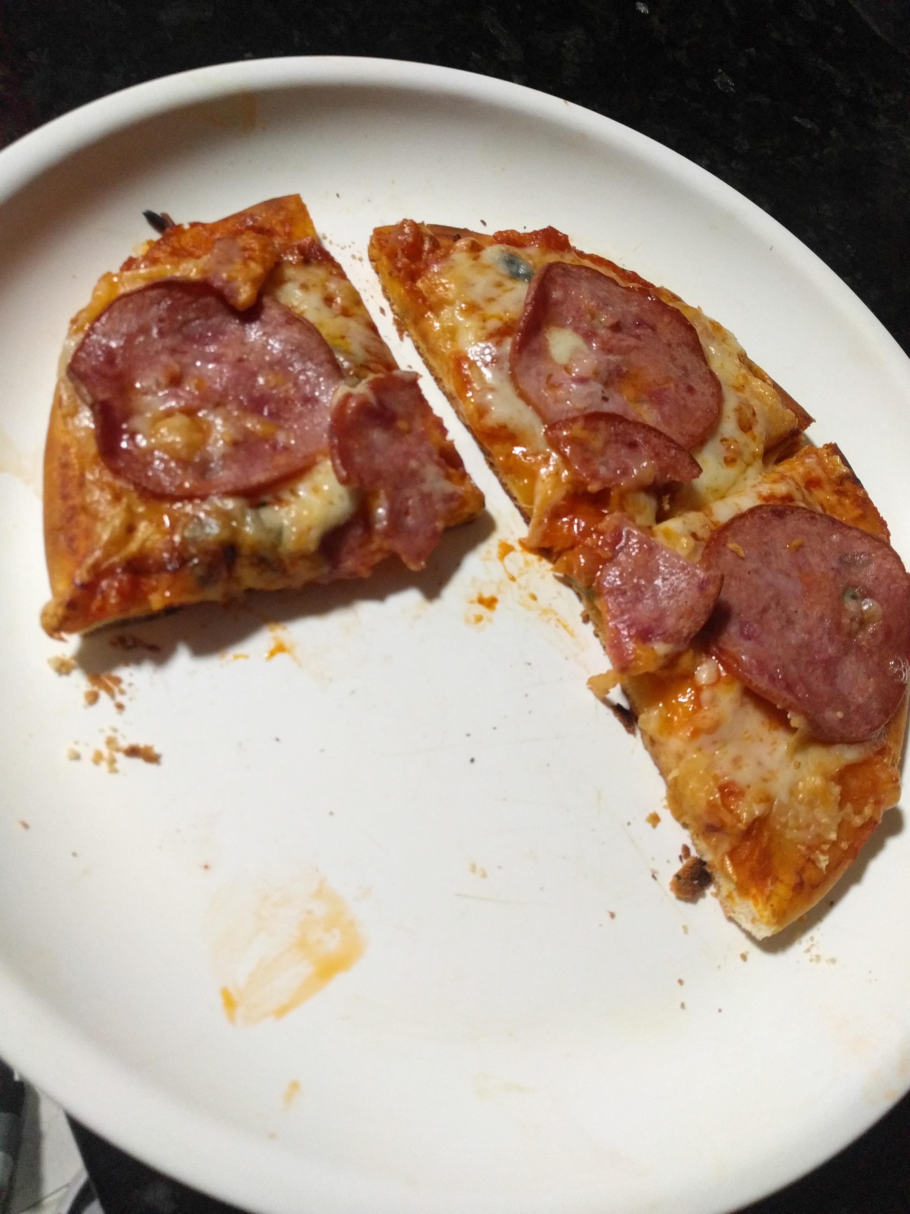 [Homemade] Pepperoni, Chilli tomato sauce and cheese pizza r/food