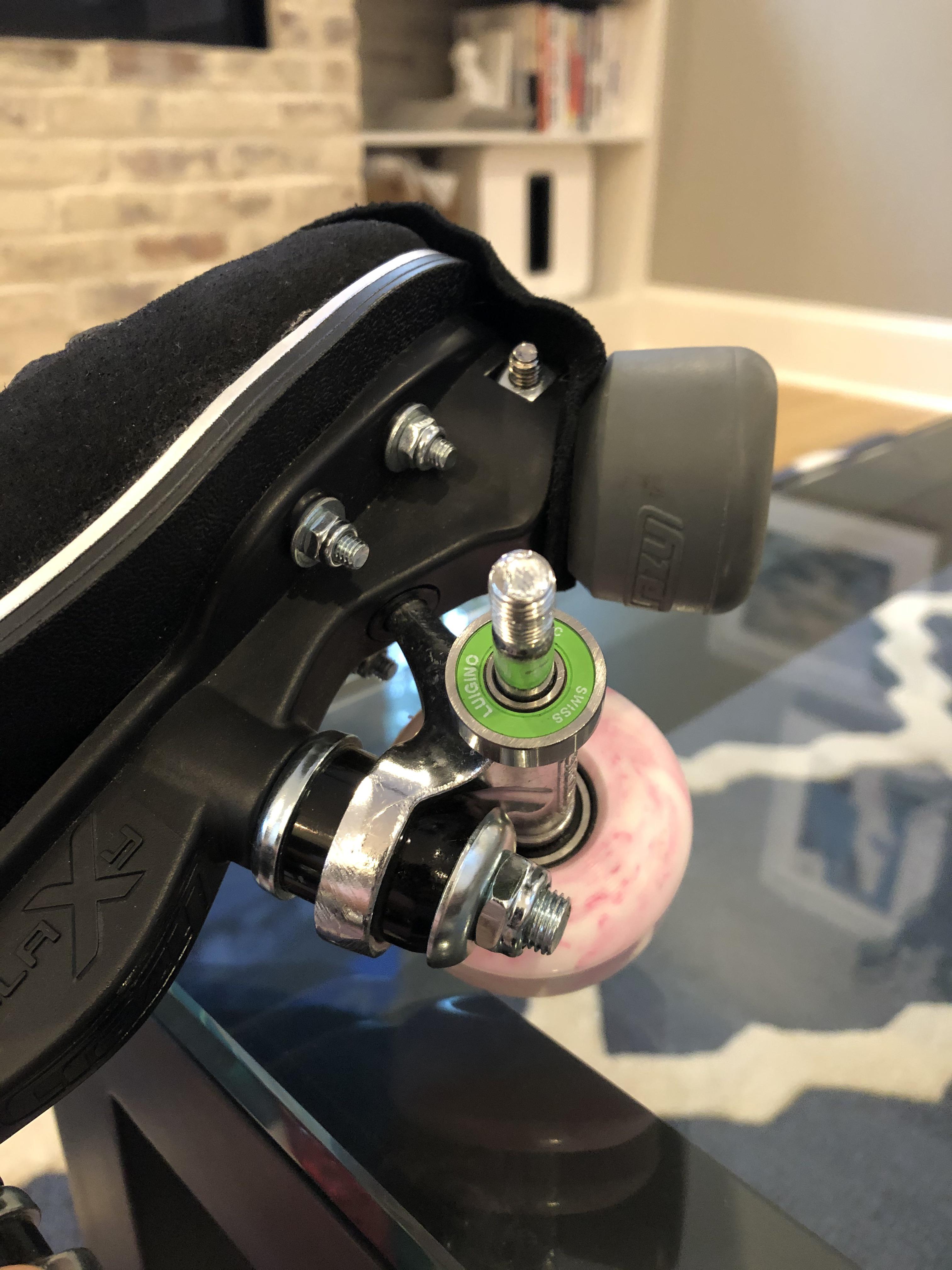 HALP! Bearing stuck on roller skate truck r/Rollerskating