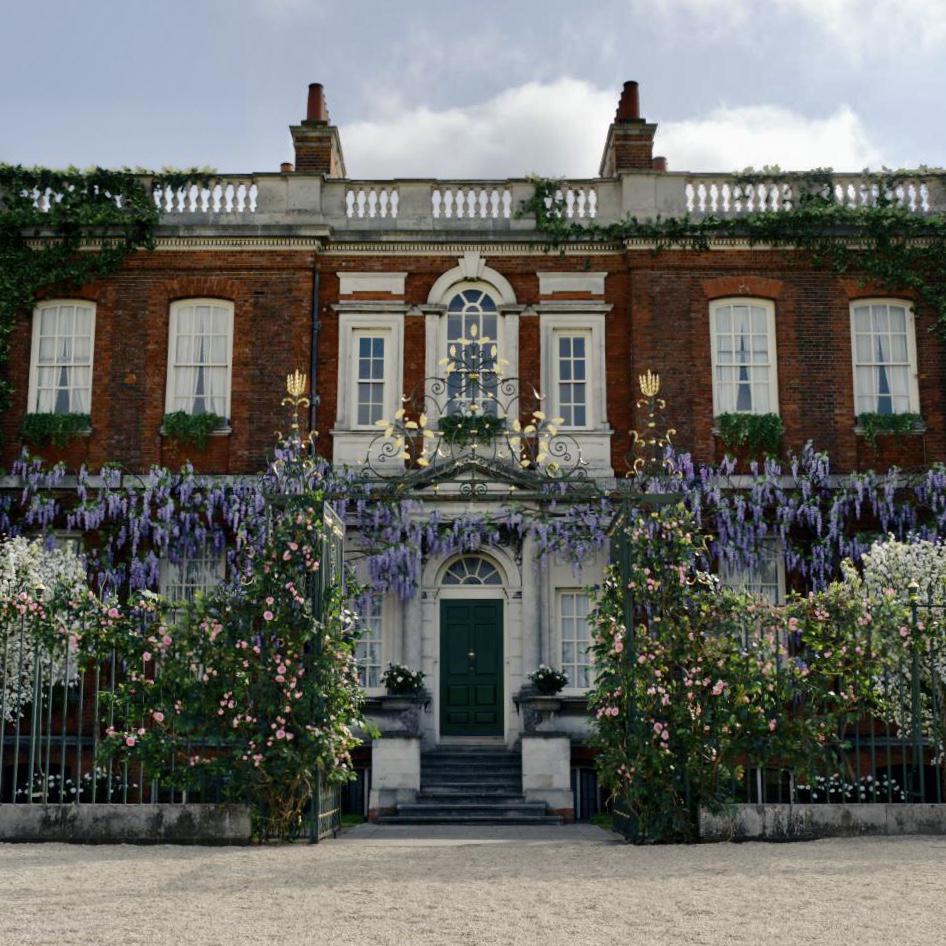 The main house in Bridgerton is covered in flowers that do not flower