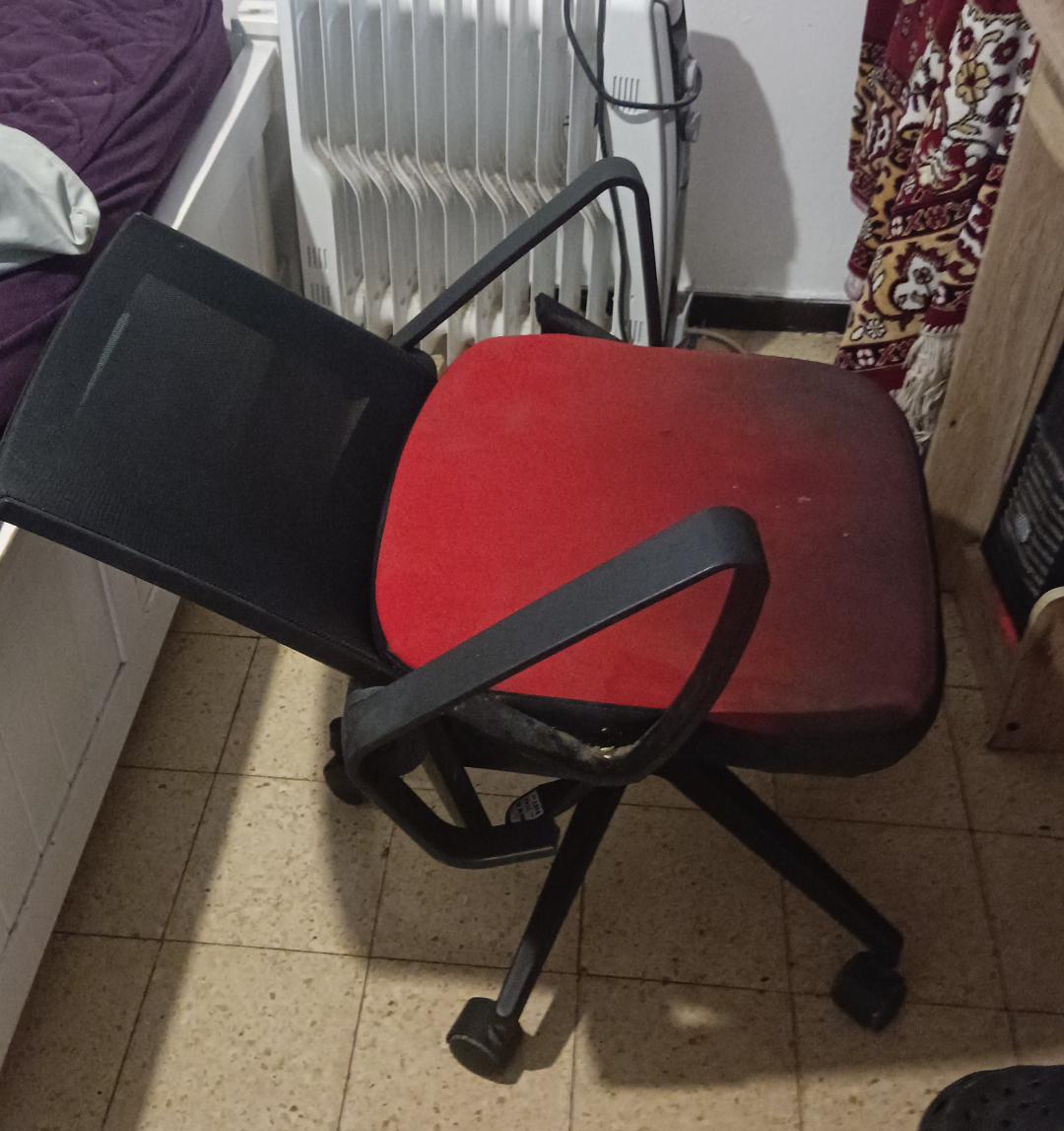 me why does my spine hurt so much?! meanwhile my chair memes