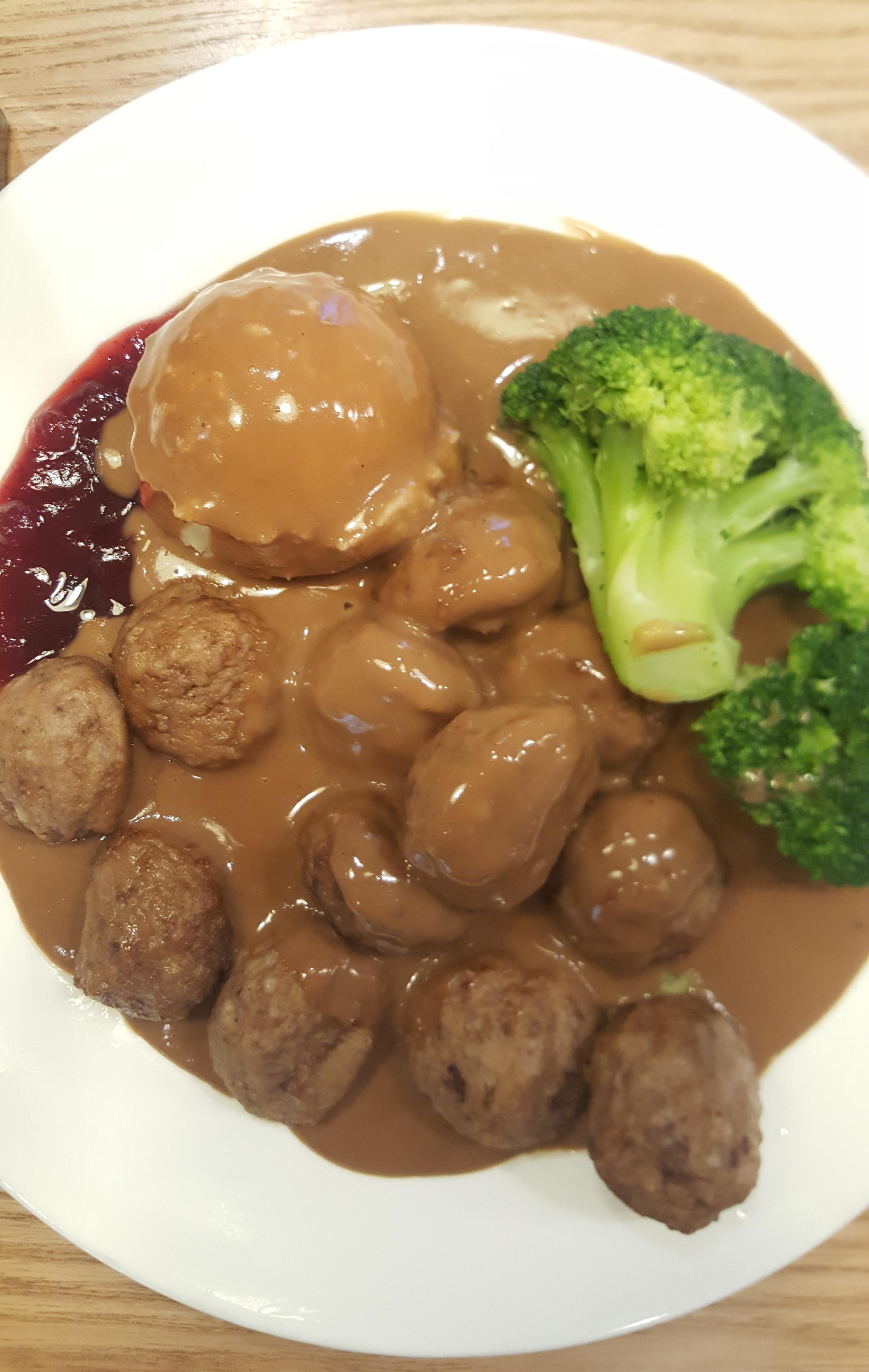 [OC] IKEA Meatballs, Mashed Potatoes & Creamy Gravy, with a side of