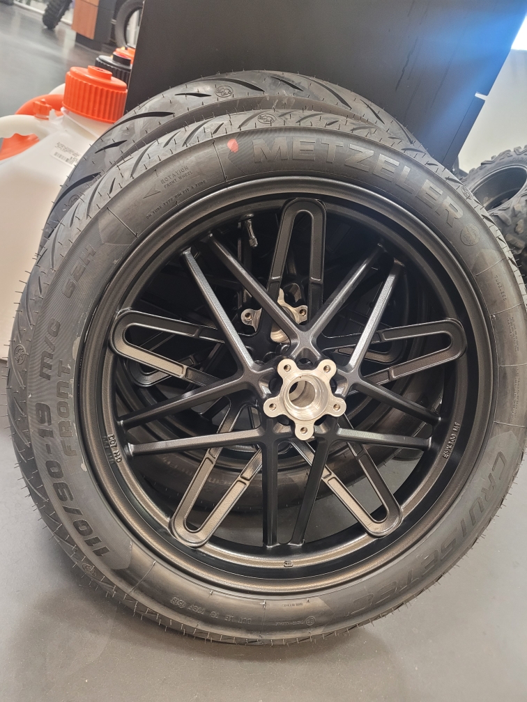 Roadster wheels on a Softail Street Bob? r/Harley