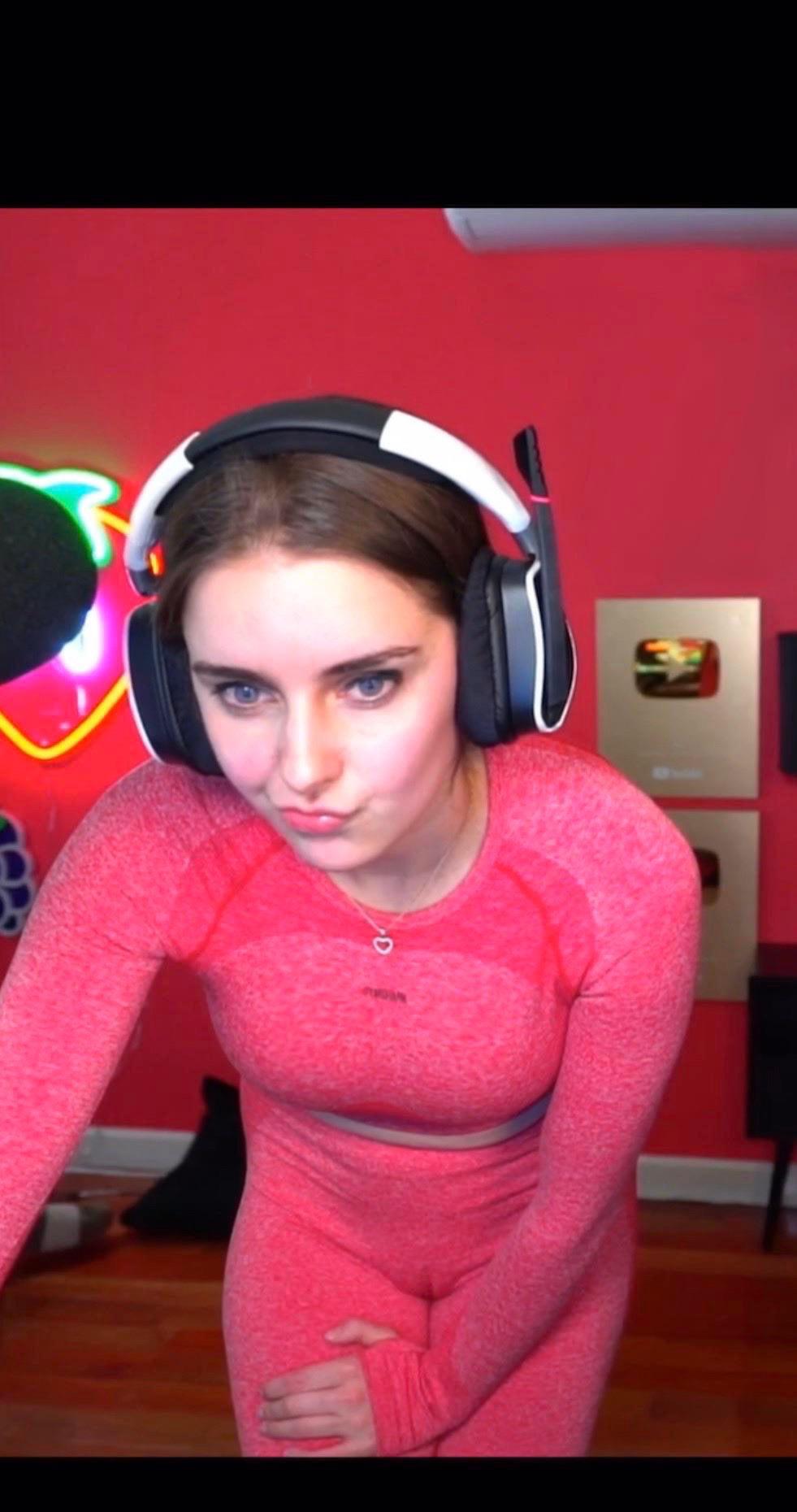 I’ve been watching Loserfruit streams just to watch her sexy body. Any buds down to rp? : r