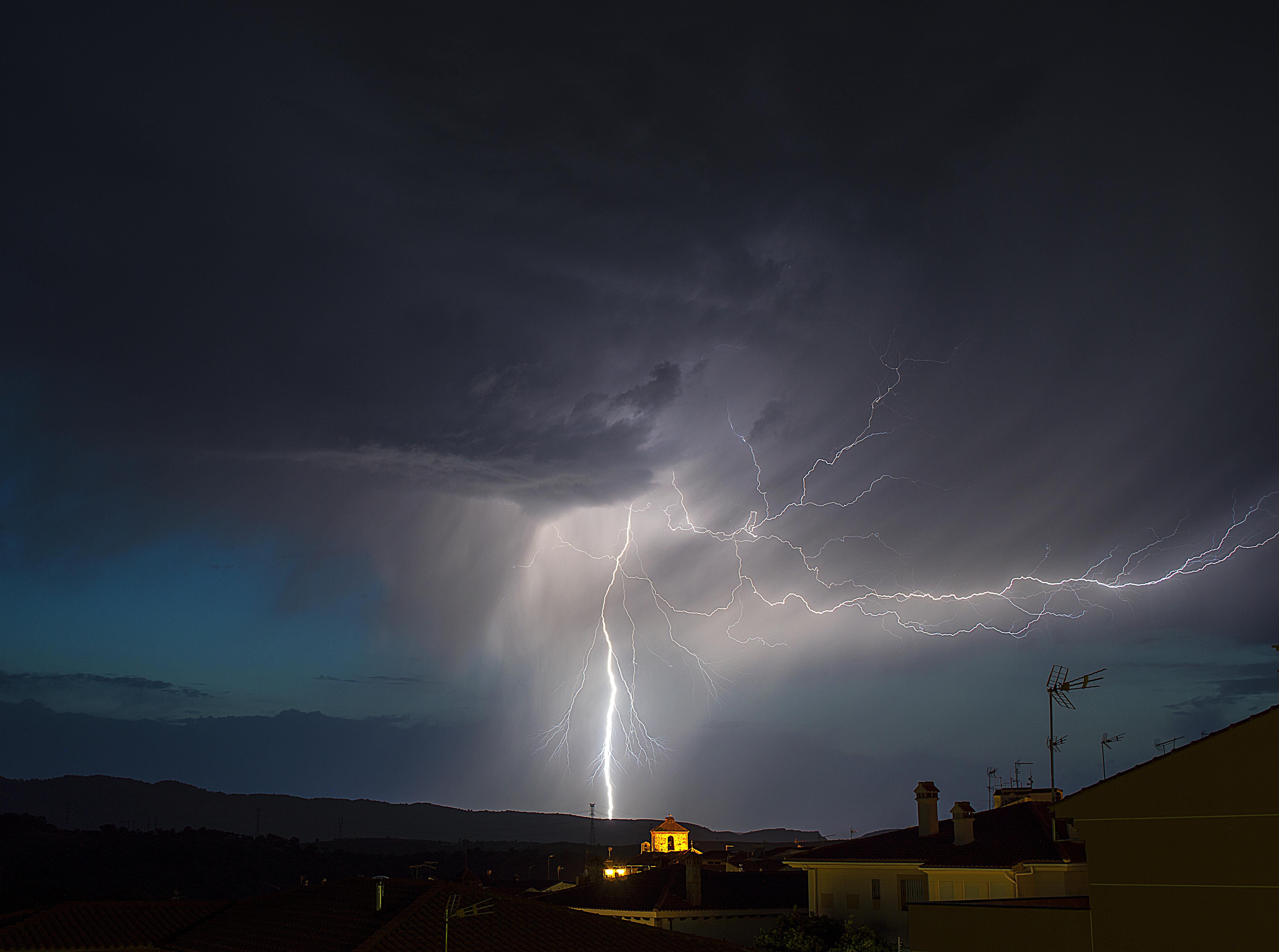 Lightning on Extremadura, Spain by Juan Alonso [5136x3824] r/SkyPorn