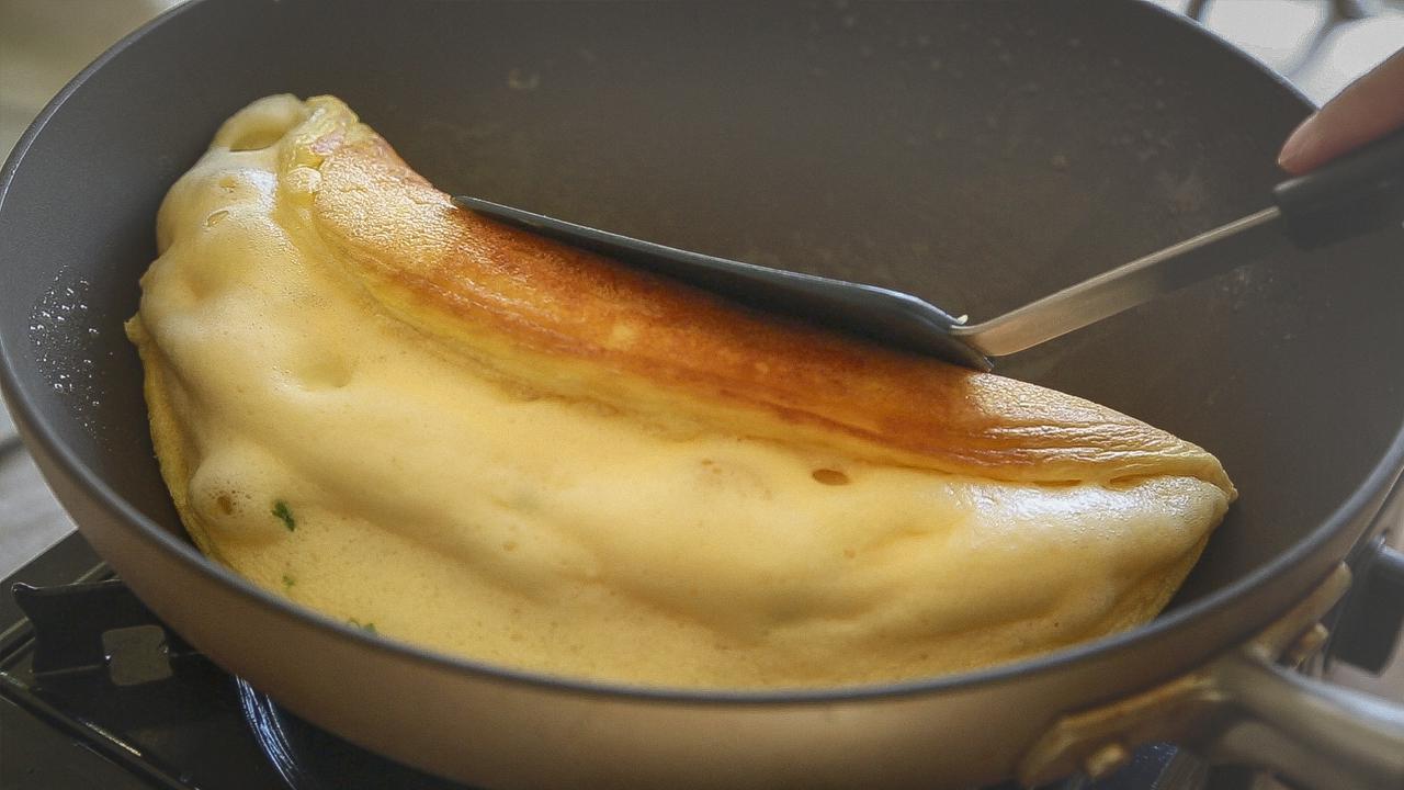 Super Fluffy omelet like a souffle, recipe in the comment! r/budgetfood