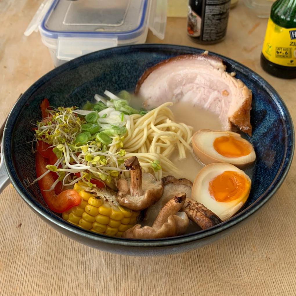 My best tonkotsu bowl so far, 3 types of garlic oil as tare ramen