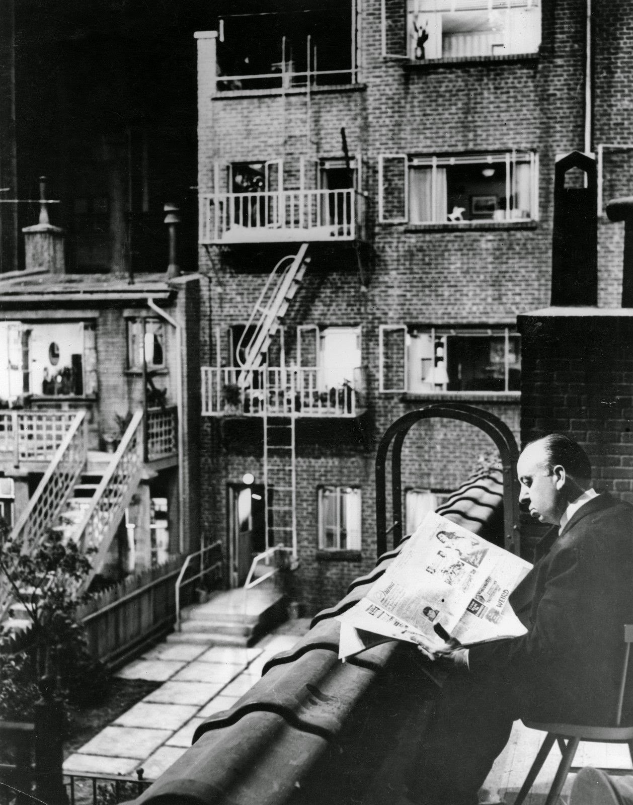 Alfred Hitchcock on the set of "Rear Window", 1954 r/Moviesinthemaking
