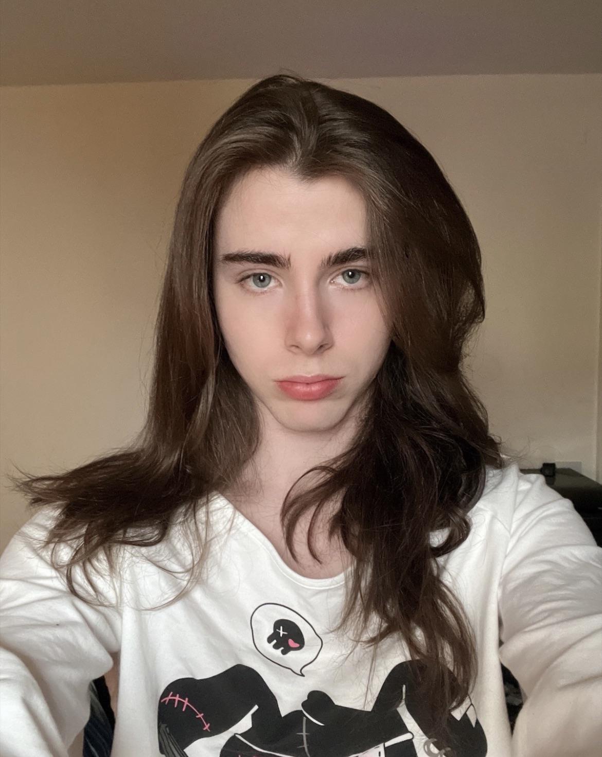 Boys with long hair?[18] : gaybrosgonemild