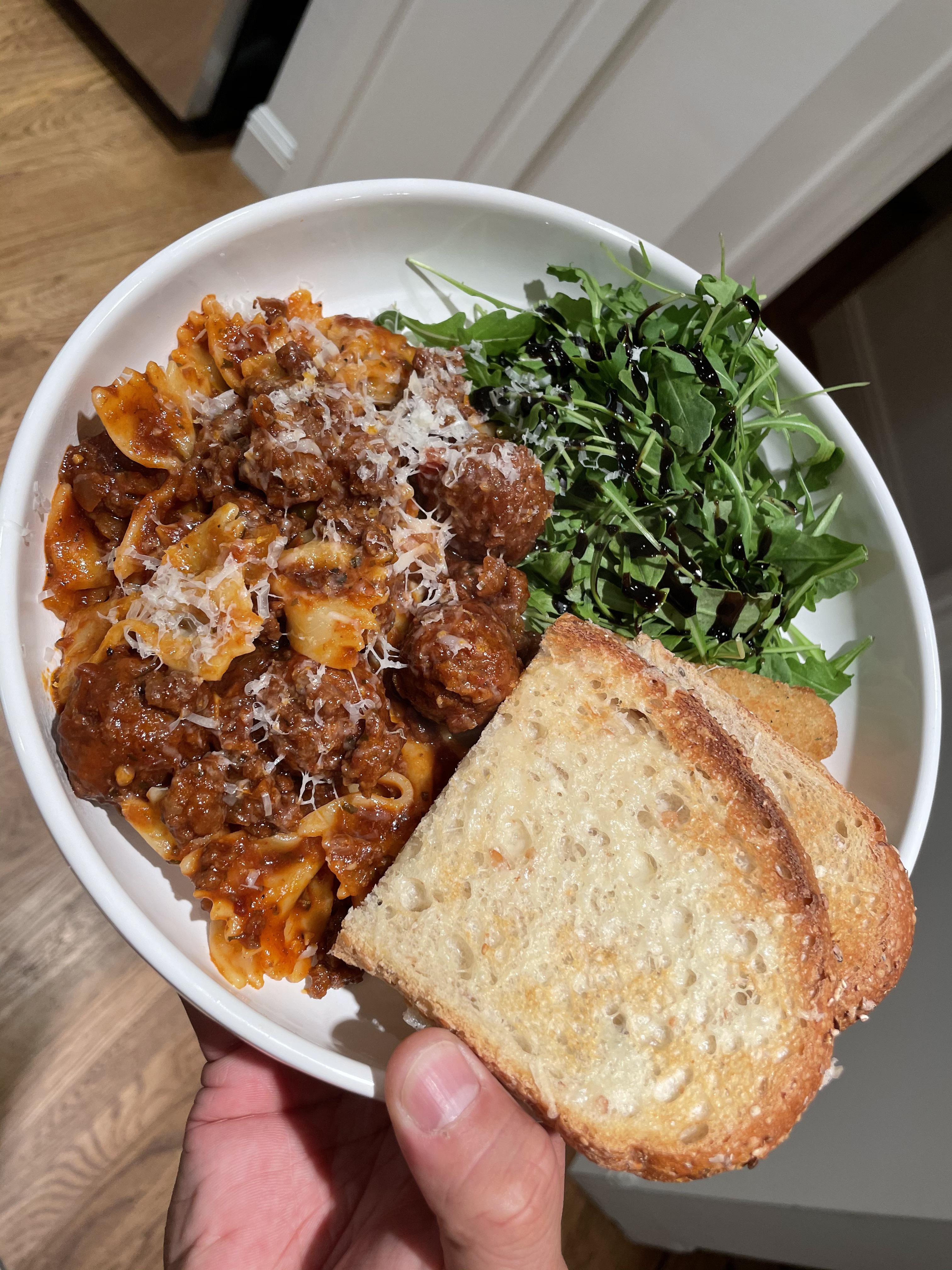 [Homemade] Bow tie pasta with marinara sauce, arugula salad and toasted