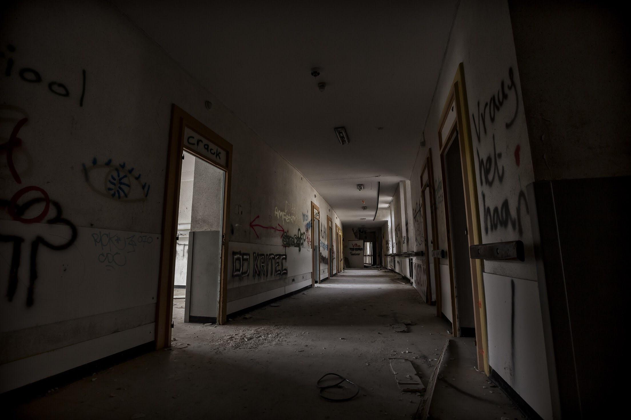 Dark scary hallways are my personal favorite! [3000x2000] r/AbandonedPorn