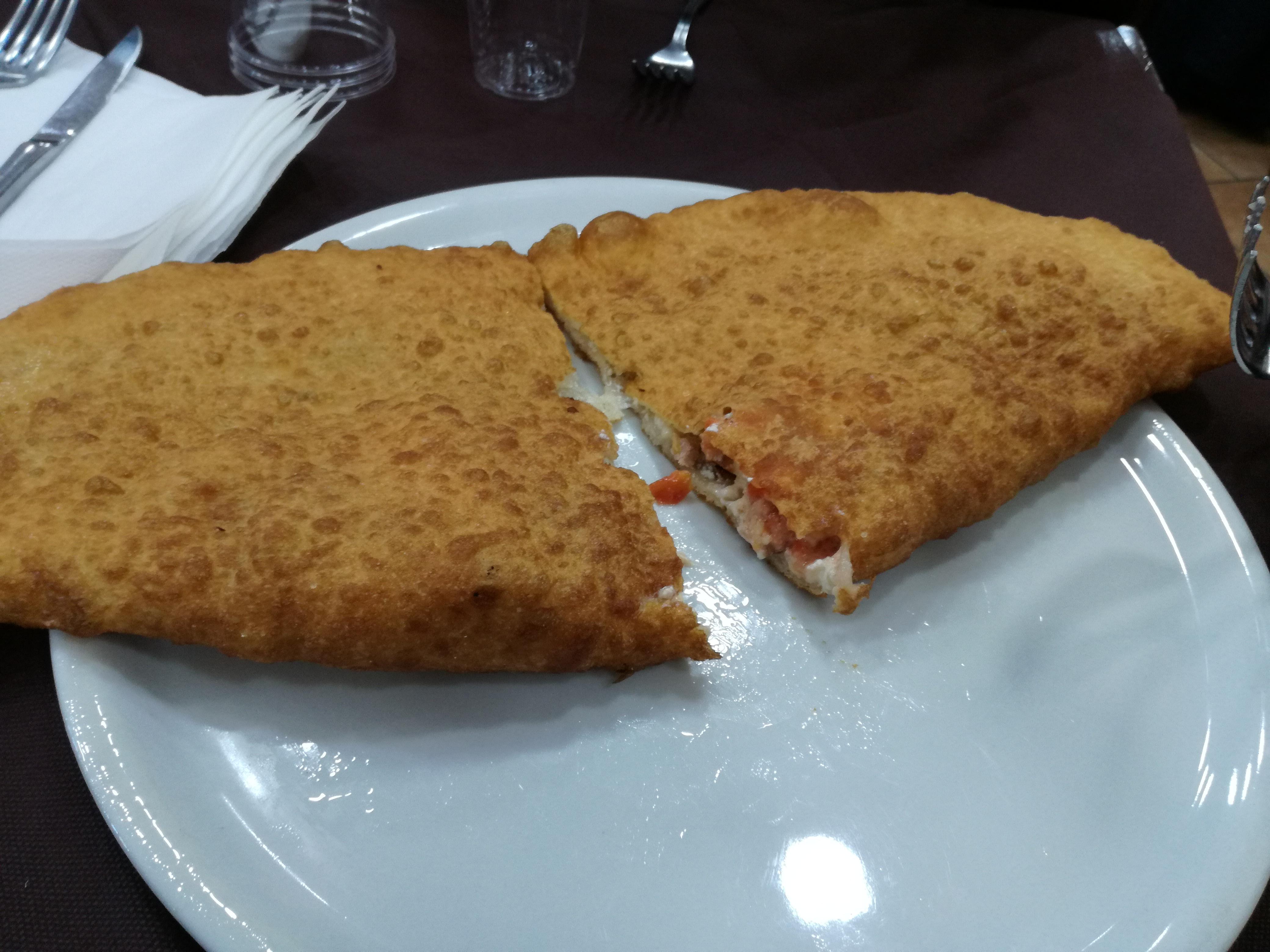 La pizza fritta! (Pizzeria del Popolo) r/italy