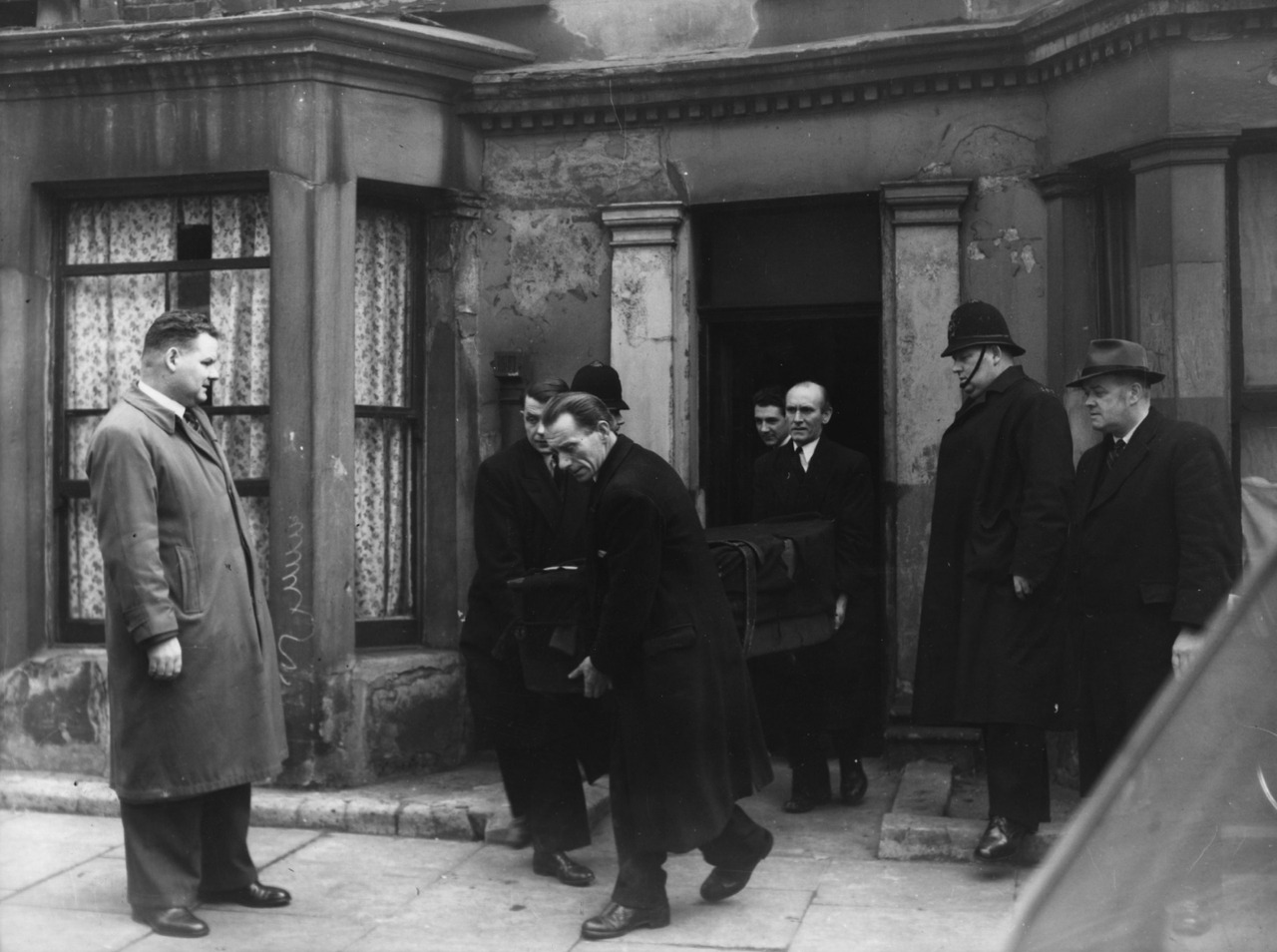 Police recovering human remains from 10 Rillington Place, the home of