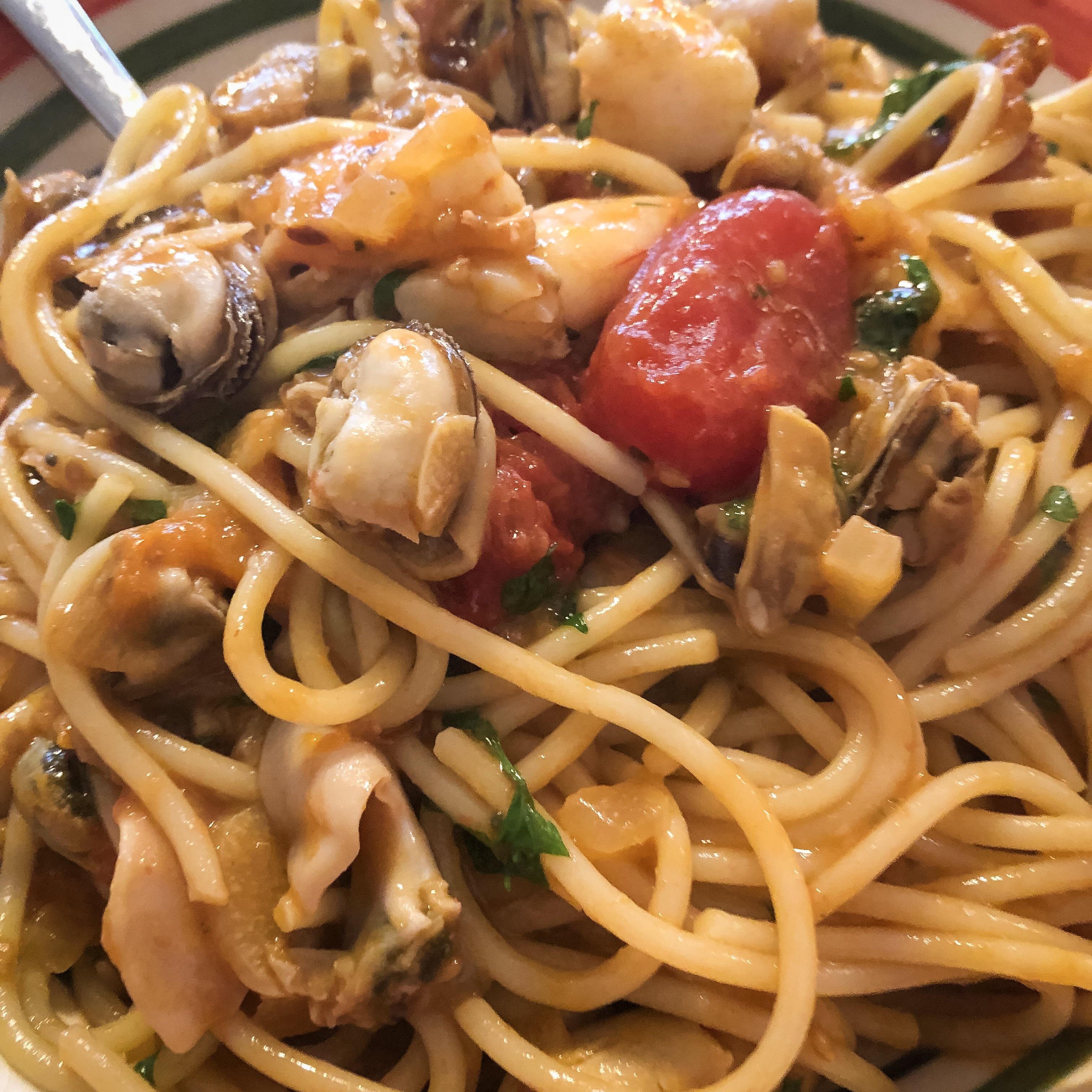 [Homemade] Spaghetti with Clams, Mussels, Shrimp, and Roasted Cherry