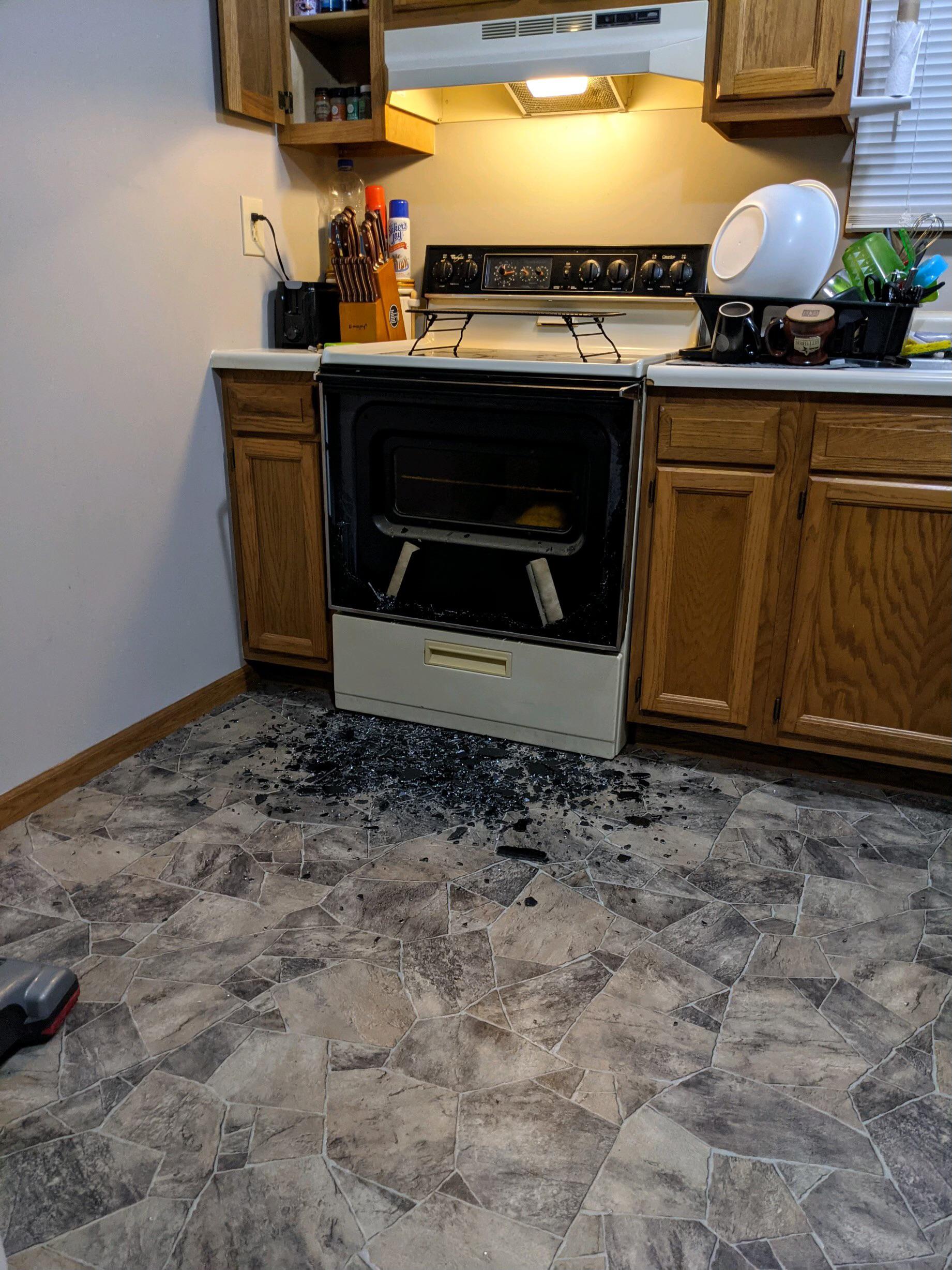 My brothers oven door shattered while he was baking banana bread. r/mildlyinfuriating