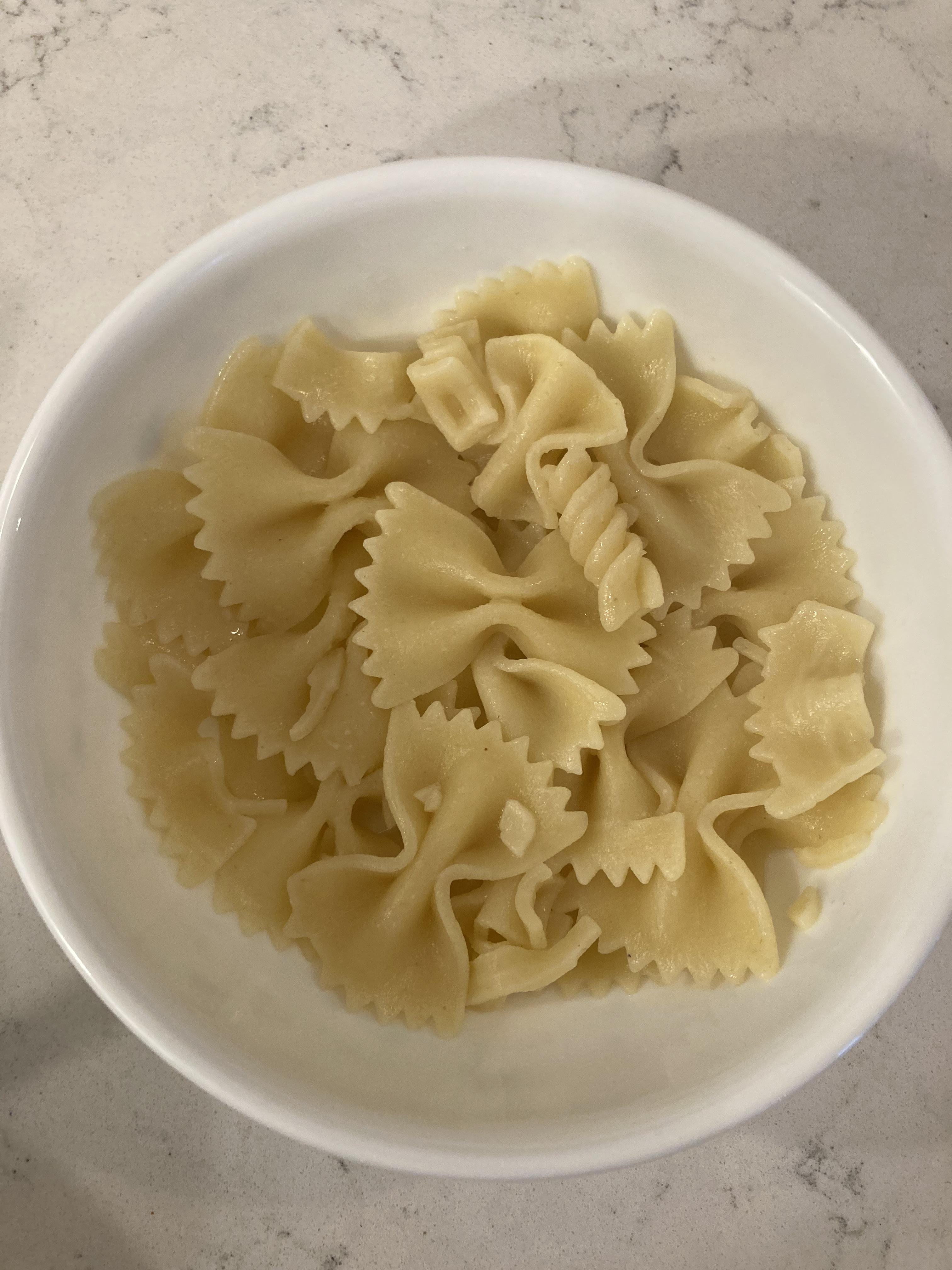A Rotini noodle made it into my box of Farfalle. r/mildlyinteresting