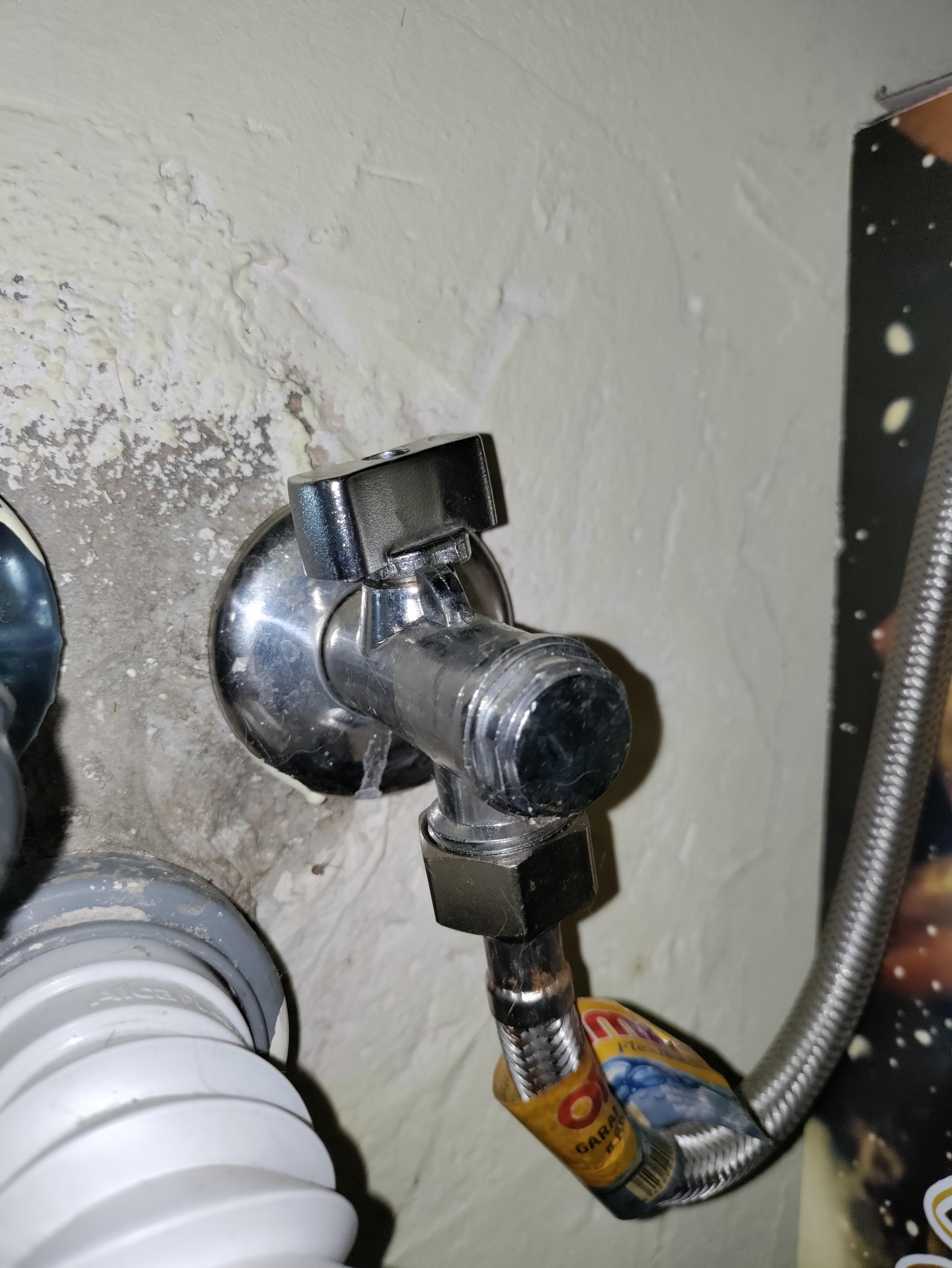 Kitchen Shutoff Valve Connecting Sink and Dishwasher r/Plumbing