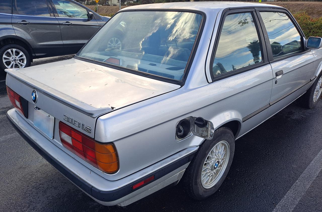 the E30 gas cap holder is legit r/E30