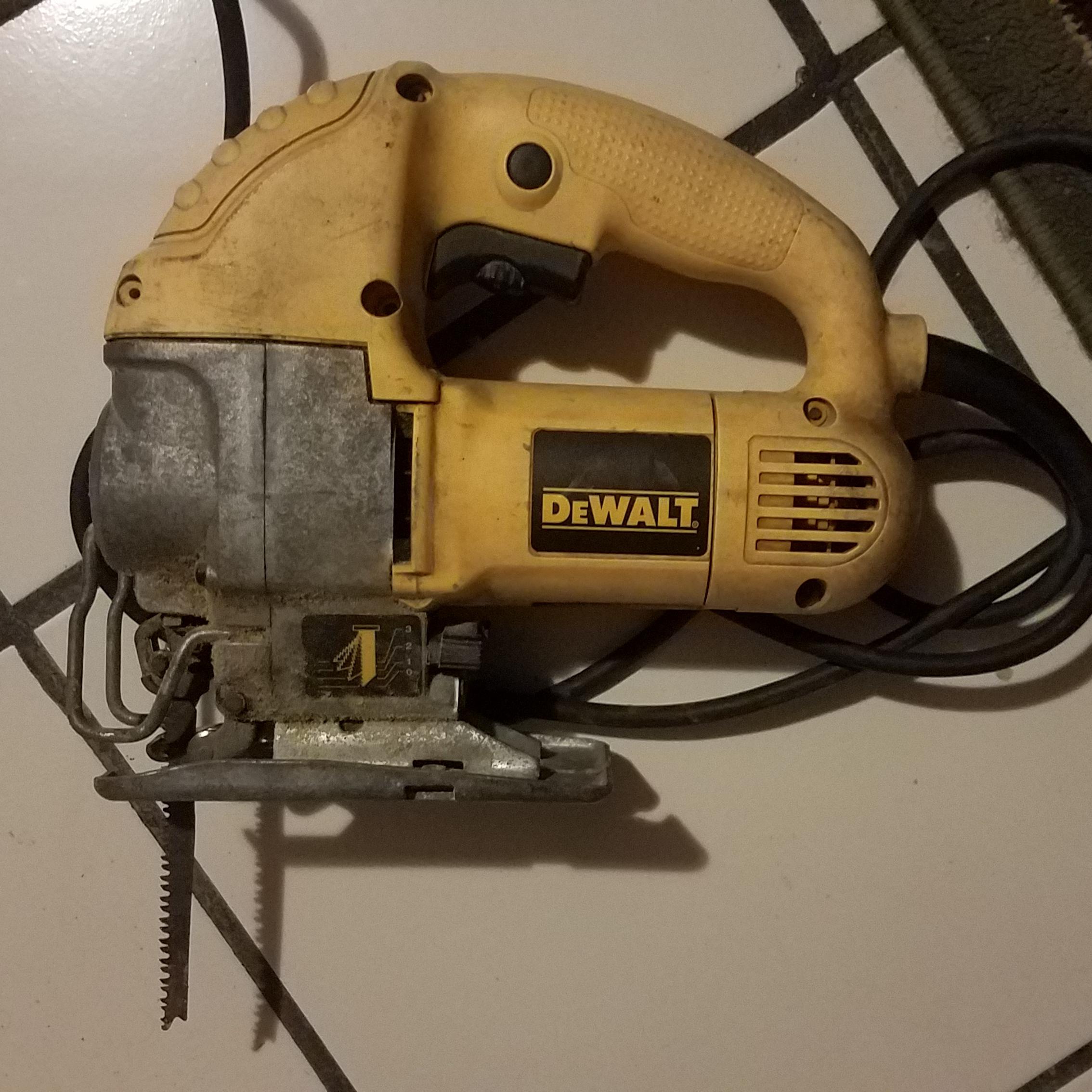 Dewalt jig saw, dusty but working! r/DumpsterDiving